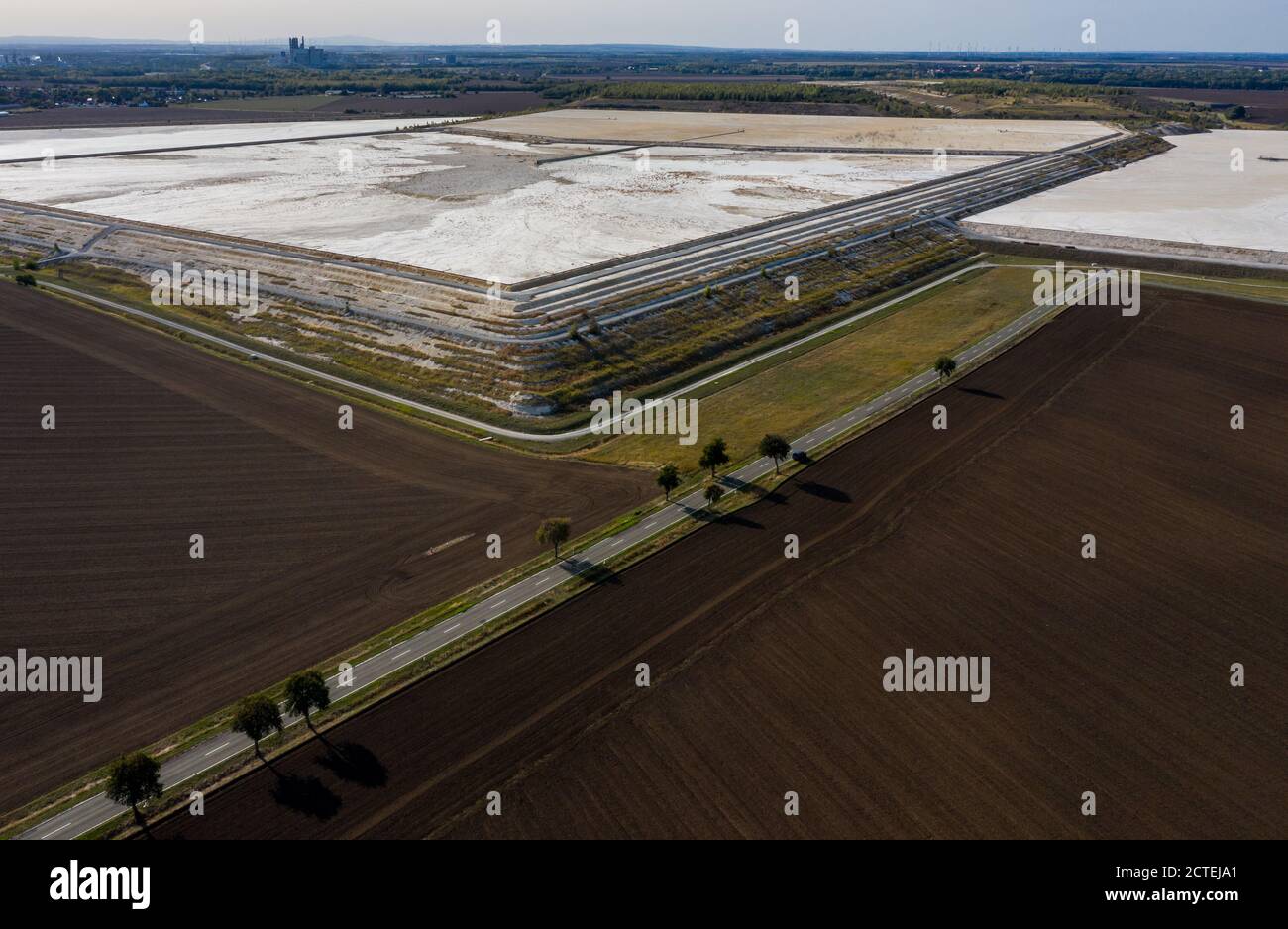Latdorf, Deutschland. September 2020. Die Kalkteiche bei Bernburg. Die mehrere Hektar großen Siedelteiche werden zur Aufbereitung von Produktionsabwässern aus der Sodaproduktion genutzt. Dabei setzen sich Kalk und Rückstände ab und das gereinigte Wasser fließt in die Saale. Die Sedimente bewirken, dass die Hügel stetig wachsen. Die Solvay GmbH produziert seit 130 Jahren Soda, Natriumhydrogencarbonat, hochreines Wasserstoffperoxid und hochreine Phosphorsäure für die Herstellung von Computerchips. (Luftbild mit Drohne) Quelle: Jan Woitas/dpa-Zentralbild/ZB/dpa/Alamy Live News Stockfoto