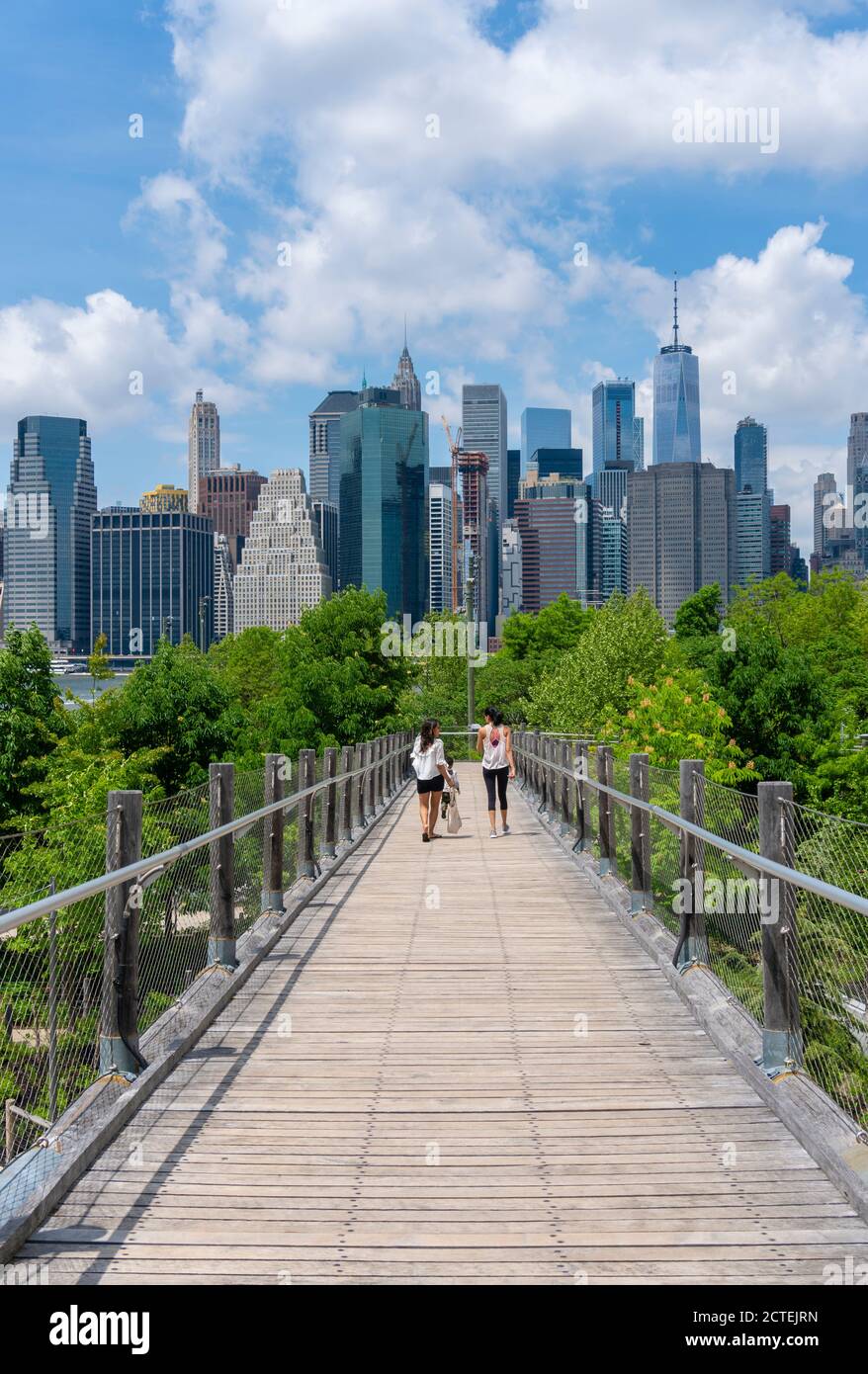 Menschen zu Fuß auf einem Gehweg in Richtung der Brooklyn Bridge Park in New York City Stockfoto