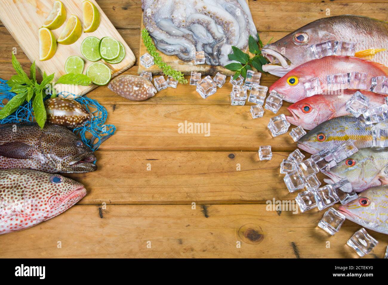 Karibischer frischer Fisch Meeresfrüchte auf altem Holztisch. Draufsicht. Nahaufnahme. Stockfoto