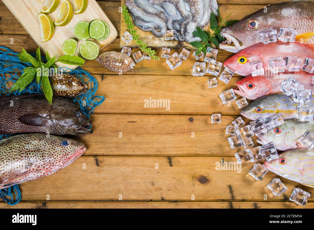 Karibischer frischer Fisch Meeresfrüchte auf altem Holztisch. Draufsicht. Nahaufnahme. Stockfoto