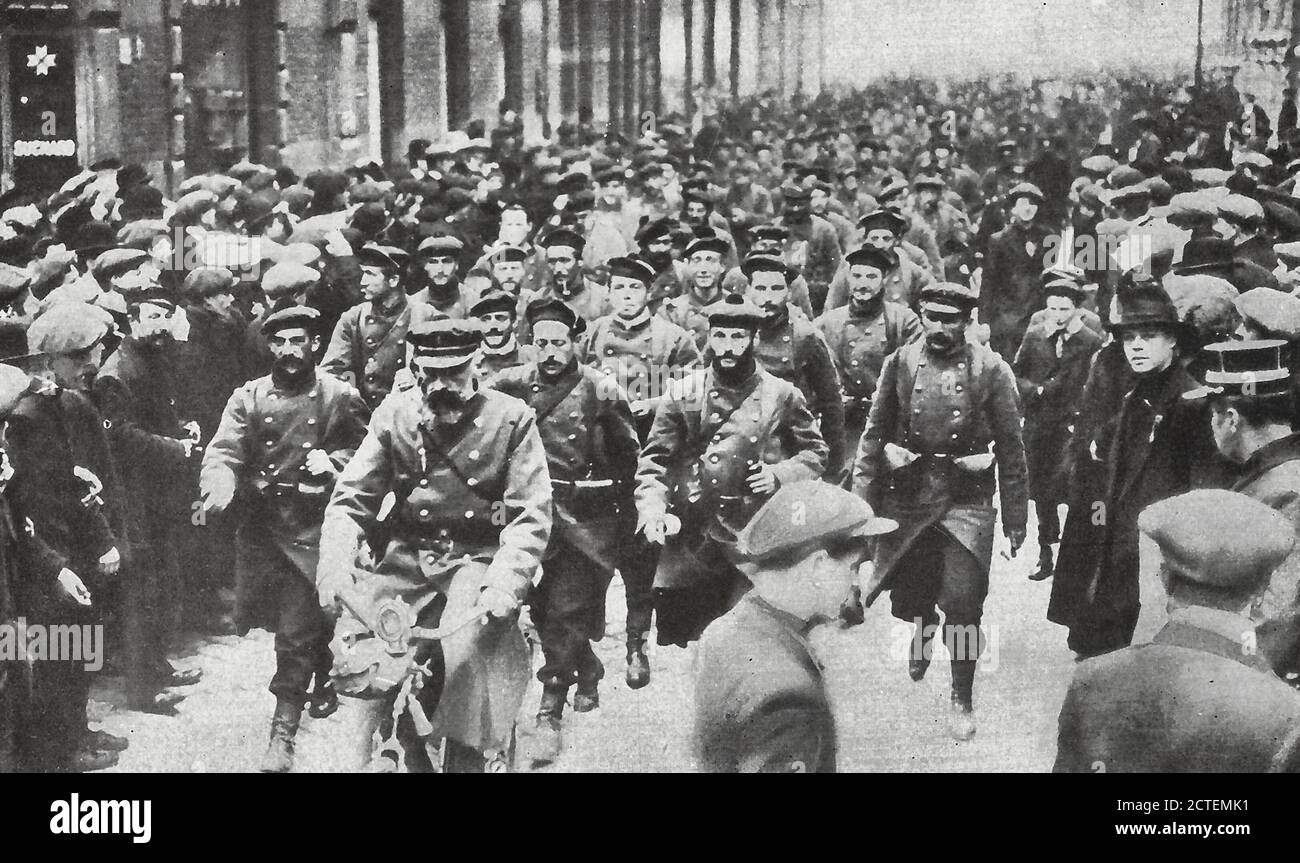 Französische Armee schließt sich Belgier - Französisch Marines von der begrüßt Einwohner von Gent zu Beginn des Ersten Weltkriegs Stockfoto