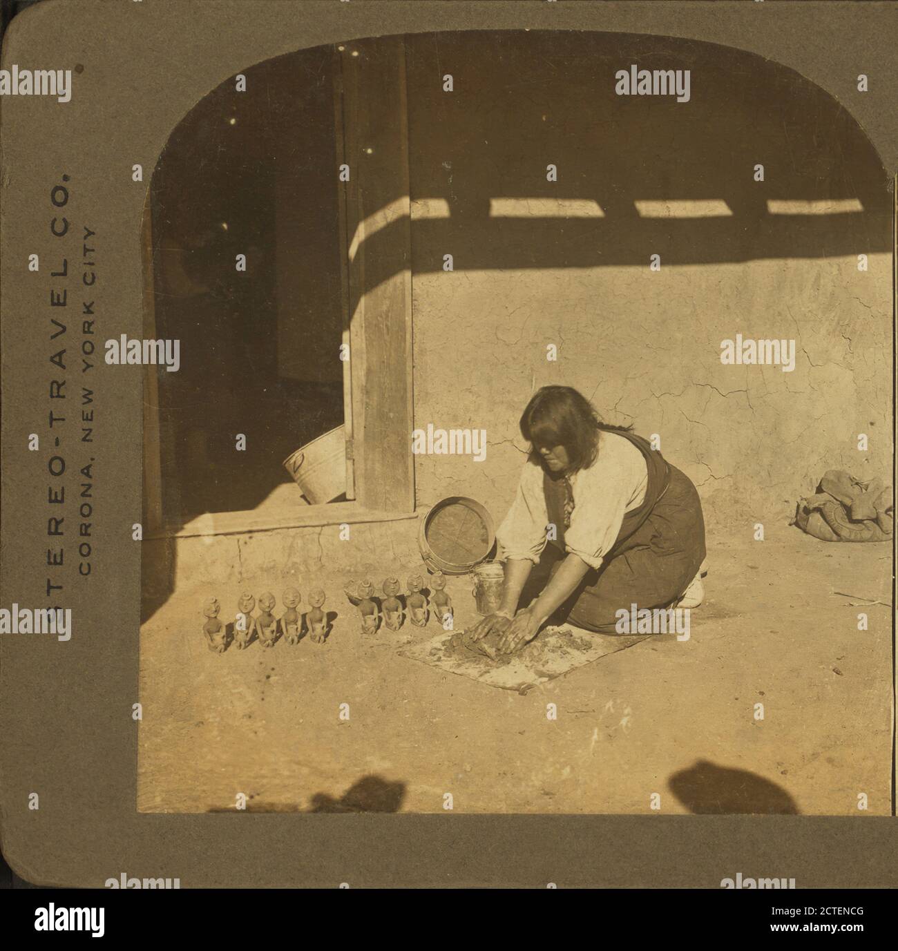 Tesuque Indianer machen Bilder, Tesuque, New Mexico., Stereo-Travel Co., Indianer von Nordamerika, Indianer von Nordamerika -- Kunst & Handwerk, Pueblo Indianer -- Frauen -- Südwesten, New, New Mexico, Tesuque Pueblo (N.M. Stockfoto