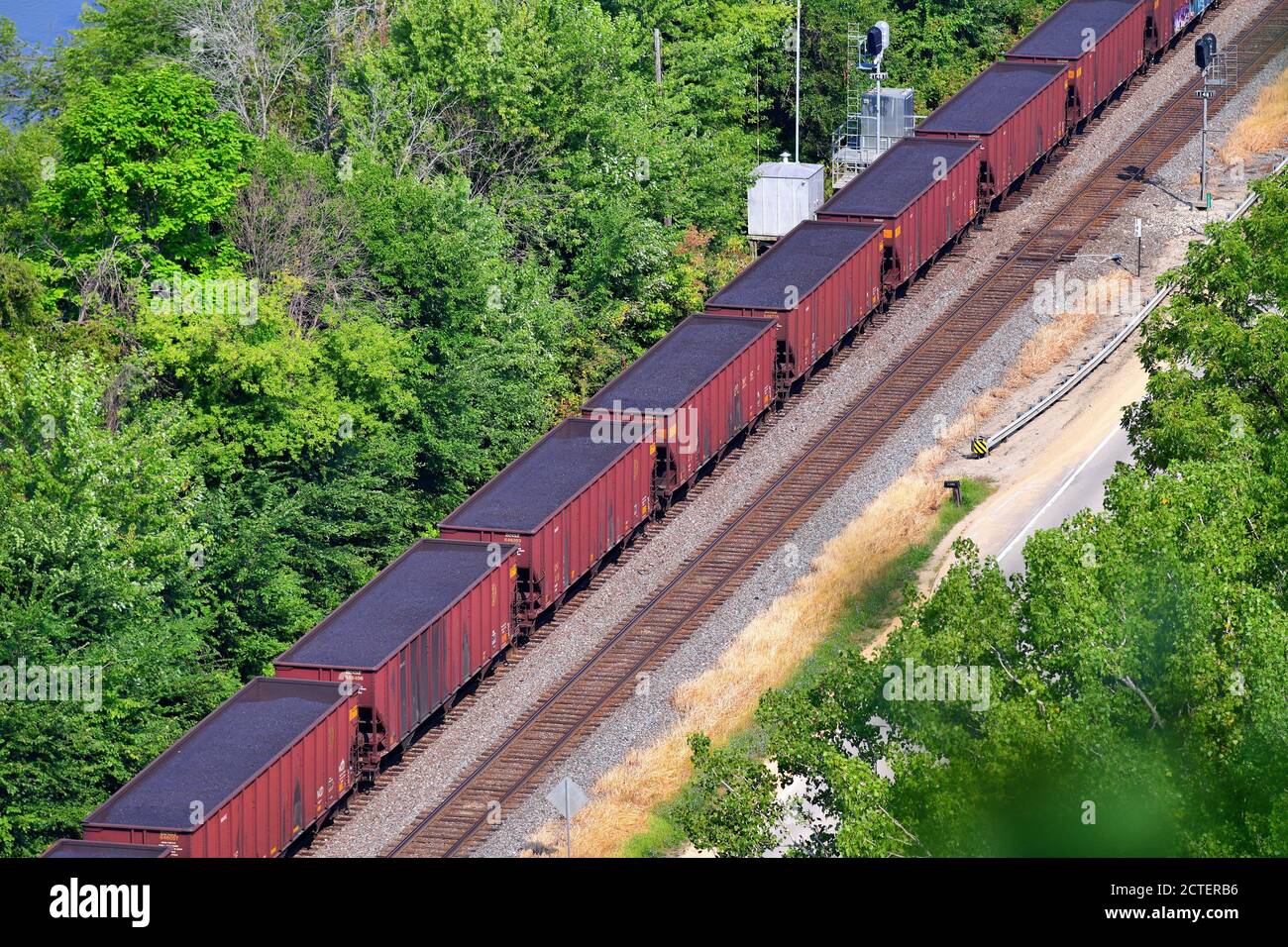 Savanna, Illinois, USA. Ein Kohlezug auf der Burlington Northern Santa Fe Railway verläuft parallel zum Mississippi River. Stockfoto
