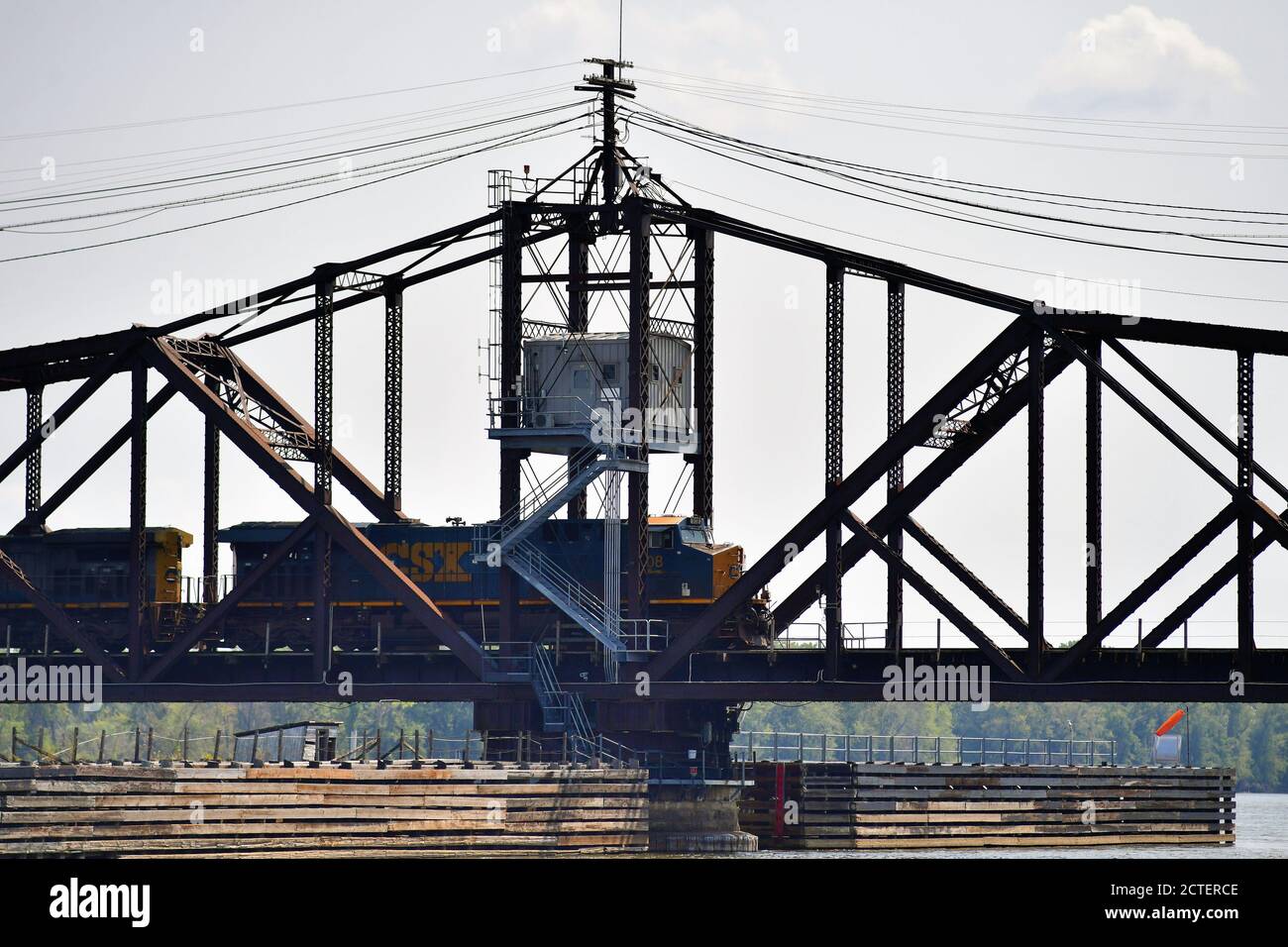 Sabula, Iowa, USA. Ein Güterzug, der von zwei CSX Transportlokomotiven auf einer alten Drehbrücke über den Mississippi geführt wird. Stockfoto