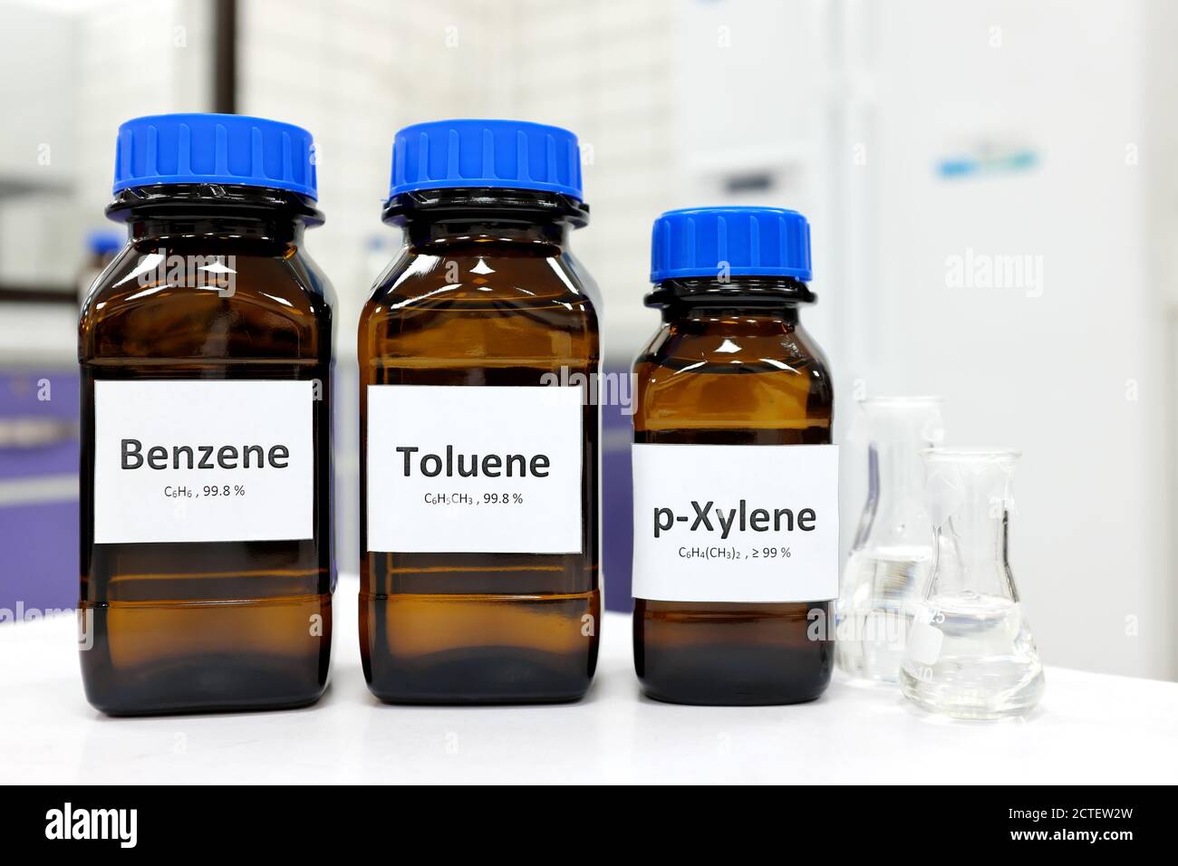 Selektiver Fokus der chemischen Verbindung von Benzol, Toluol und Xylol in einer Bernsteinflasche in einem Chemielabor mit Kopierraum. BTX aromatische Kohlenwasserstoffe. Stockfoto