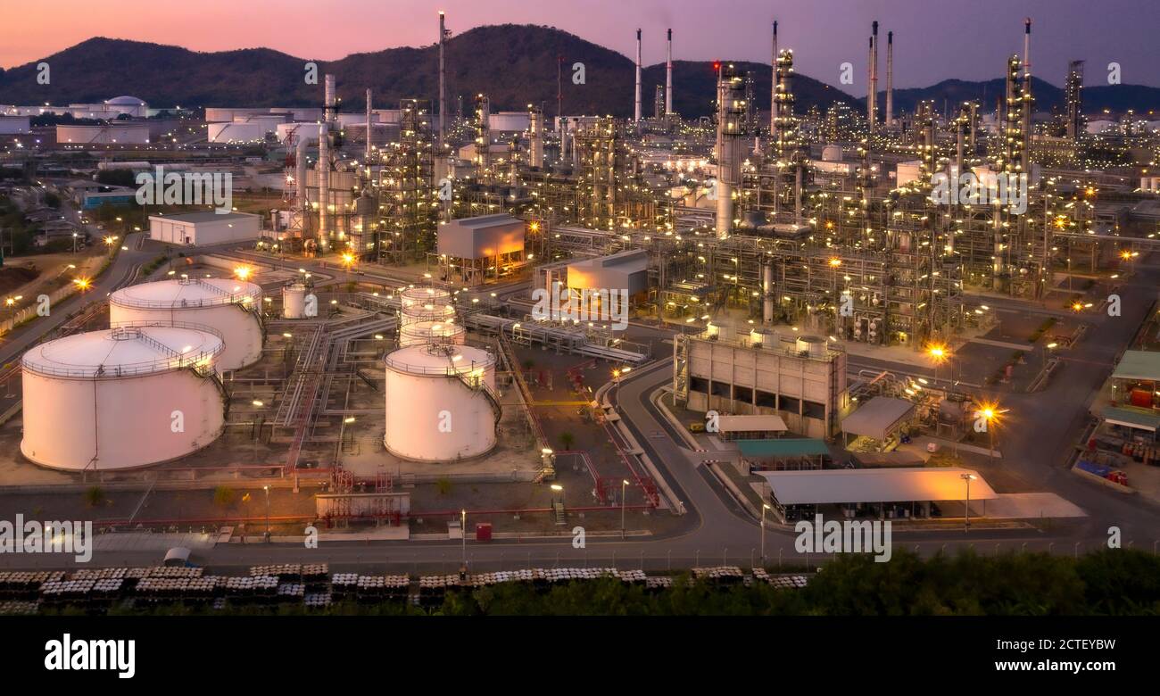 Ein Blick von oben auf die Industrie, eine große Ölraffinerie und ein schöner Himmel nach Sonnenuntergang Stockfoto