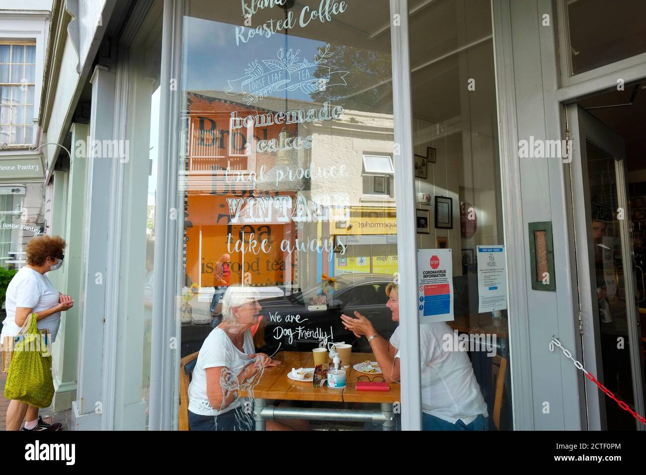 Ventnor Isle of Wight Stadt Cafe Kunden durch Fenster Reflexionen Auf der High Street Stockfoto