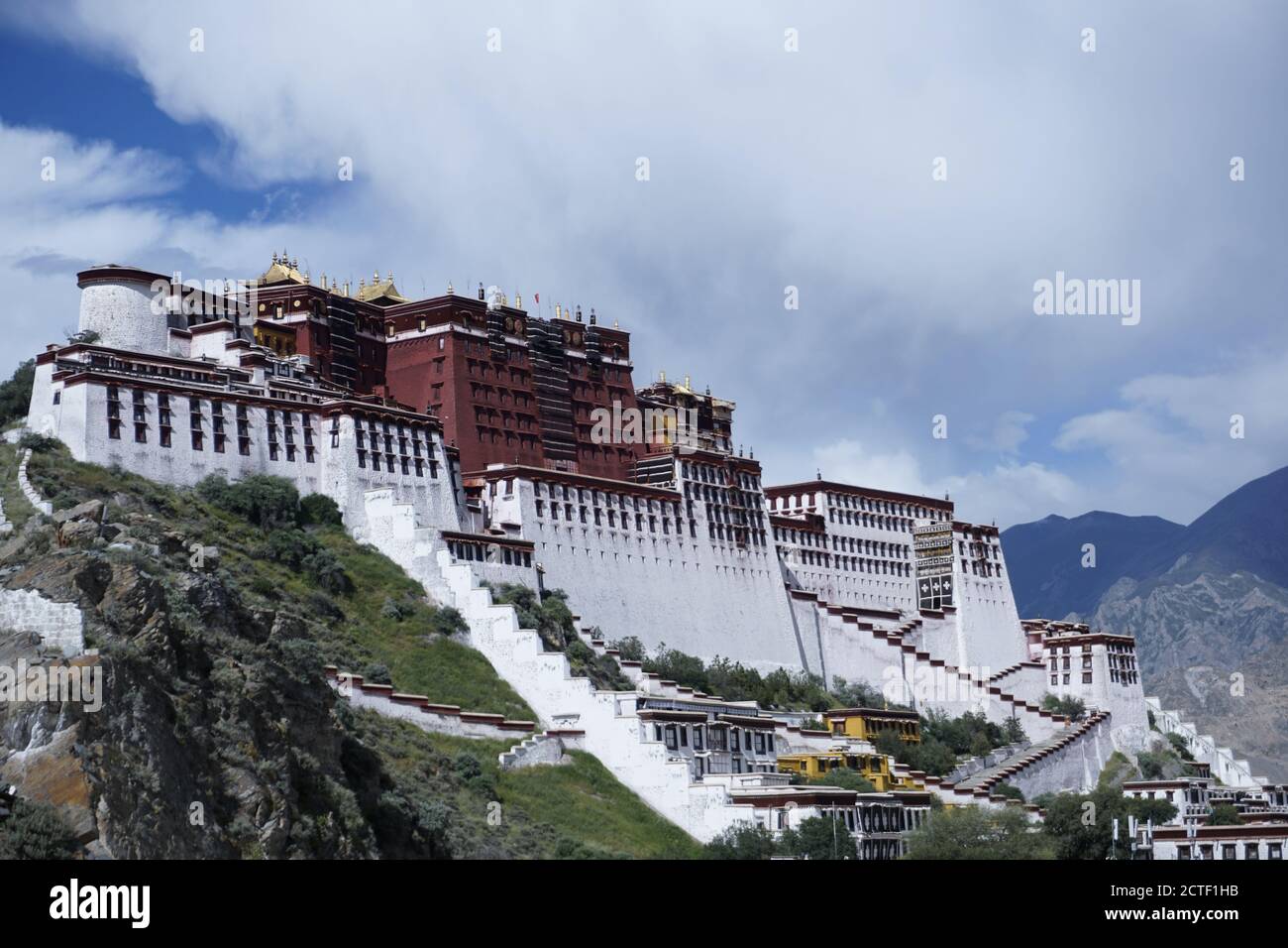 Potala Palast, das Wahrzeichen der Stadt Lhasa und eine historische Stätte auf der UNESCO-Liste des Weltkulturerbes. Stockfoto