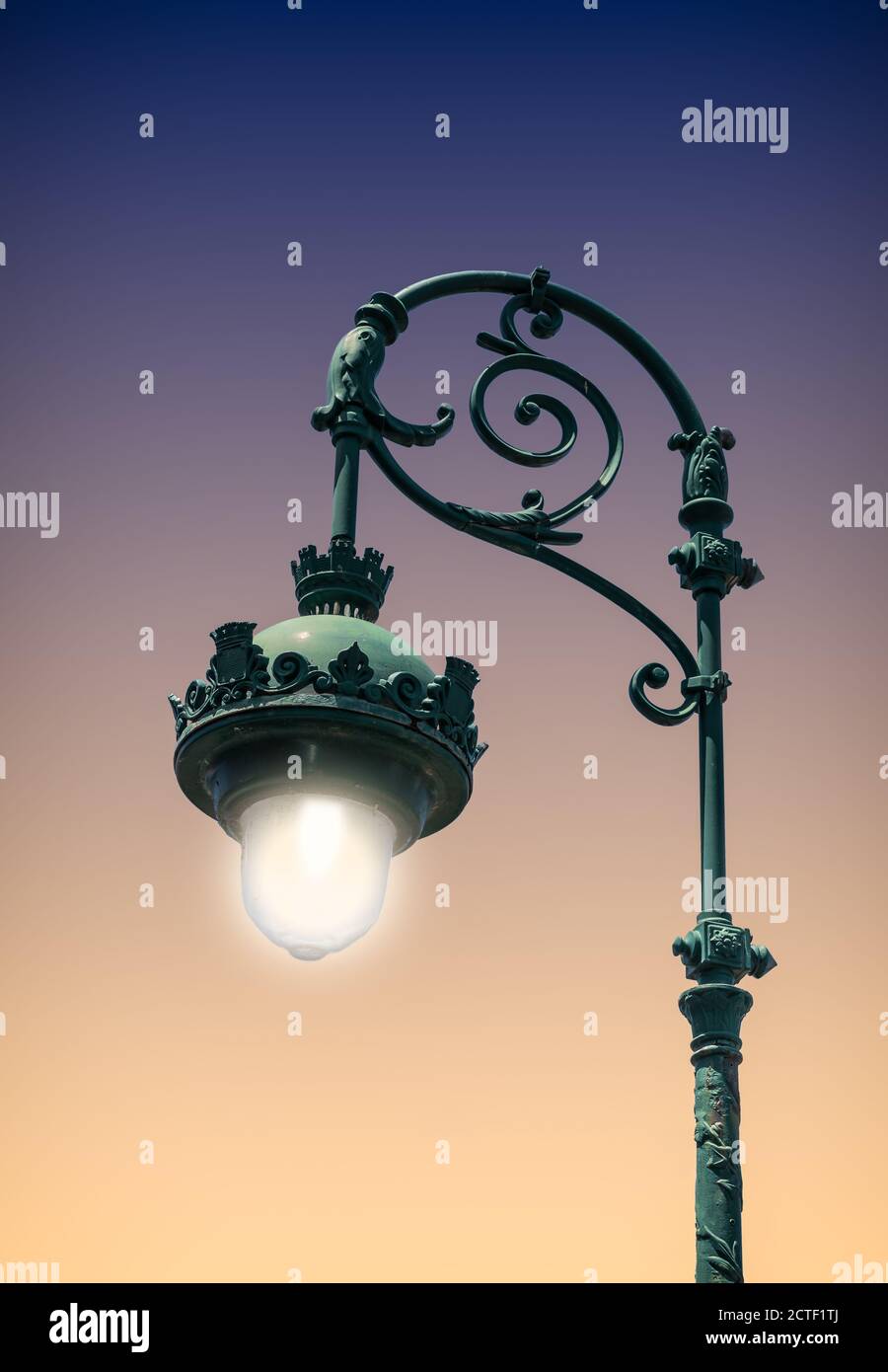 Alte beleuchtete Straßenlaterne in der Nacht. Stockfoto