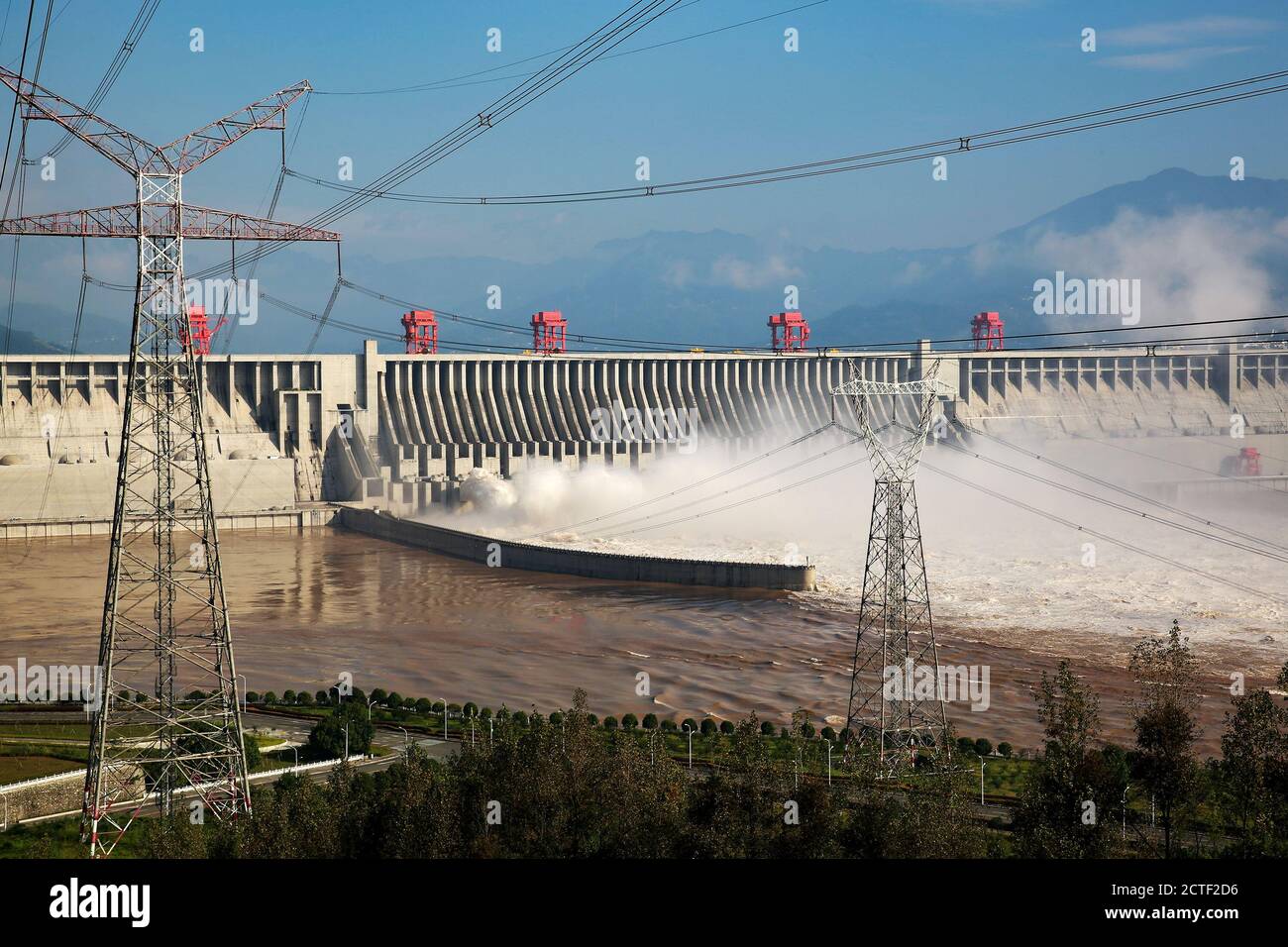 Das am 17. August 2020 aufgenommene Foto zeigt, wie Wasser aus dem Staudamm der drei Schluchten in der südwestlichen chinesischen Provinz Chongqing sprudelt. Laut einer Prognose des Stockfoto