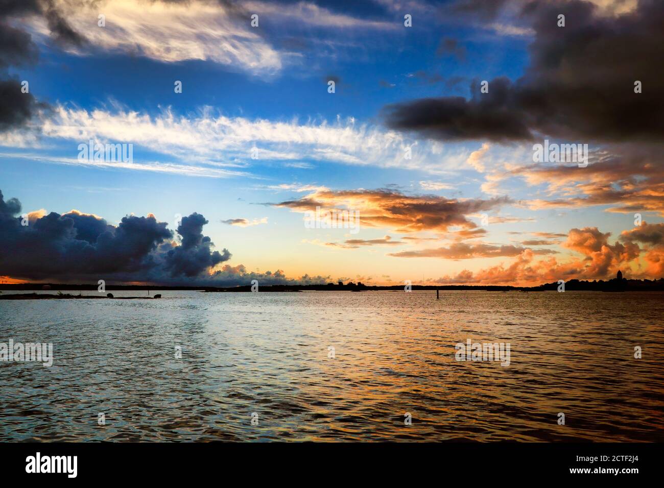 Schöner Sonnenaufgang im September am Meer in Helsinki, Finnland. Stockfoto