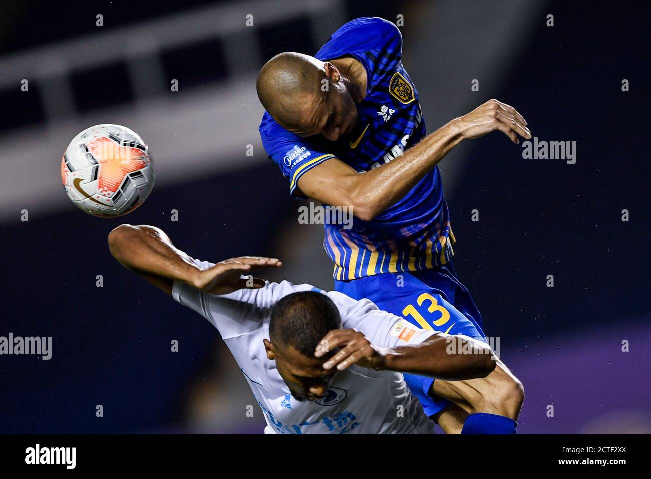 Venezolanischer Fußballspieler Salomon Rondon von Dalian Professional F.C., links, kämpft um den Ball gegen den brasilianischen Fußballspieler Joao Miranda, OR Stockfoto