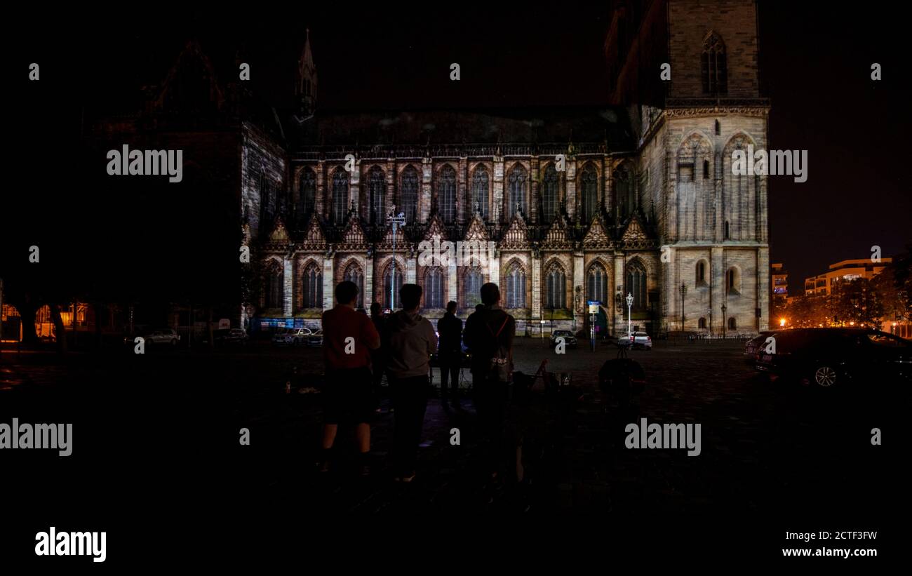 Magdeburg, Deutschland. September 2020. Ein Vorgeschmack auf die Domfestspiele gab es am Dienstagabend in Magdeburg: Der Magdeburger Dom wurde bei der Generalprobe zum Lichterfest mit Figuren, Mustern und Farben beleuchtet. Das Festival findet vom 27. September bis 4. Oktober 2020 statt. Anlass ist der 500. Jahrestag der Kathedrale. Vor genau 500 Jahren wurde der Bau des Doms, in dem sich der Gran von Kaiser Otto befindet, abgeschlossen. Kredit: Mattis Kaminer/Alamy Live Nachrichten Gutschrift: Mattis Kaminer/Alamy Live Nachrichten Stockfoto