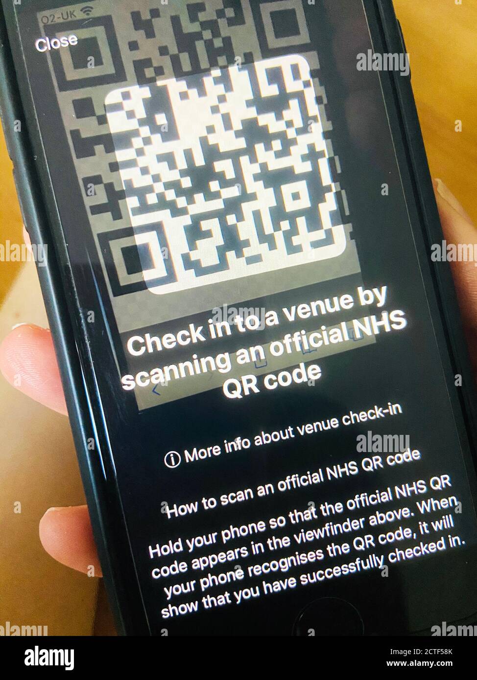 Eine Person, die die NHS Covid-19-App nutzt, die am Donnerstag in England und Wales veröffentlicht wird, um die NHS-Test- und Trace-Bemühungen zu unterstützen, nach monatelangen Verzögerungen, technischen Problemen und Datenschutzproblemen. Stockfoto