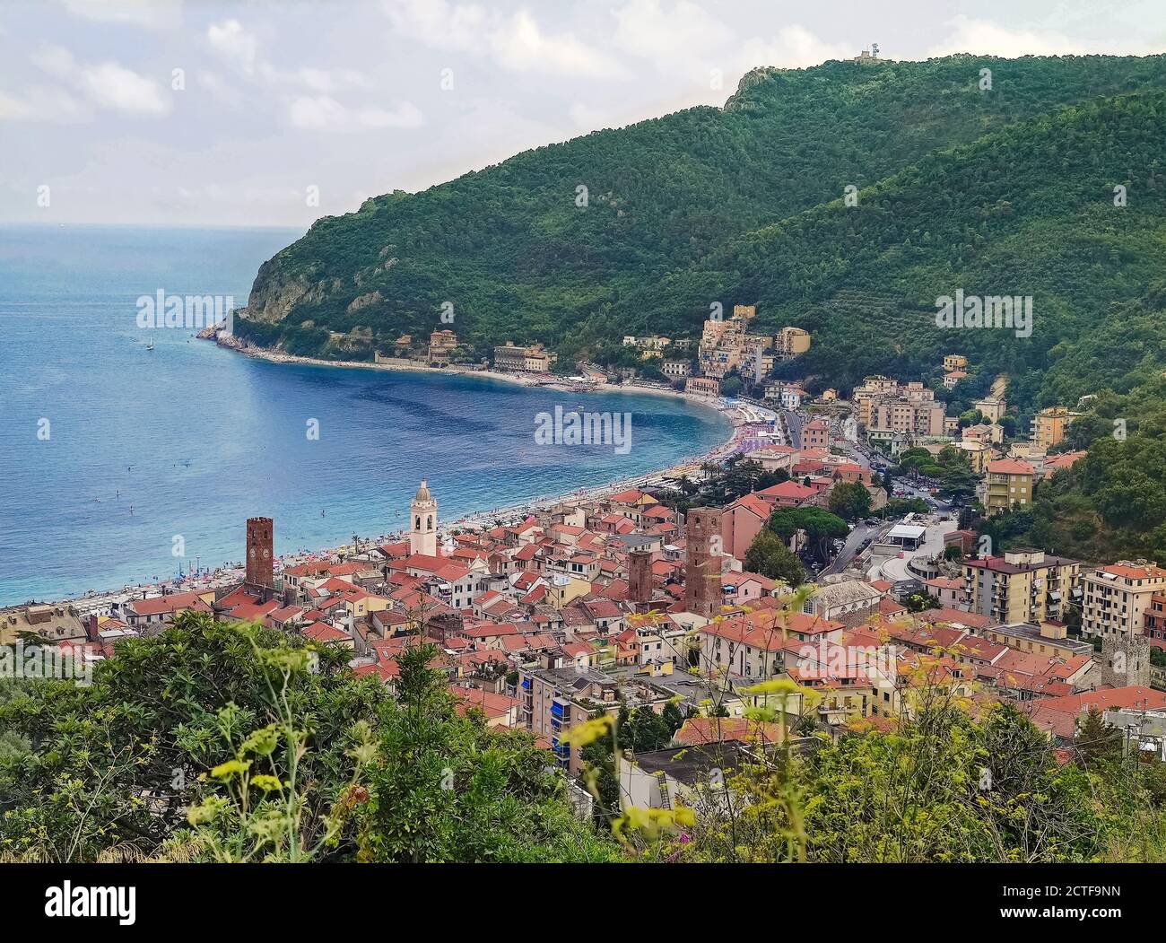 Blick auf die ligurische Küste von Noli, einer der Seerepubliken Italiens Stockfoto