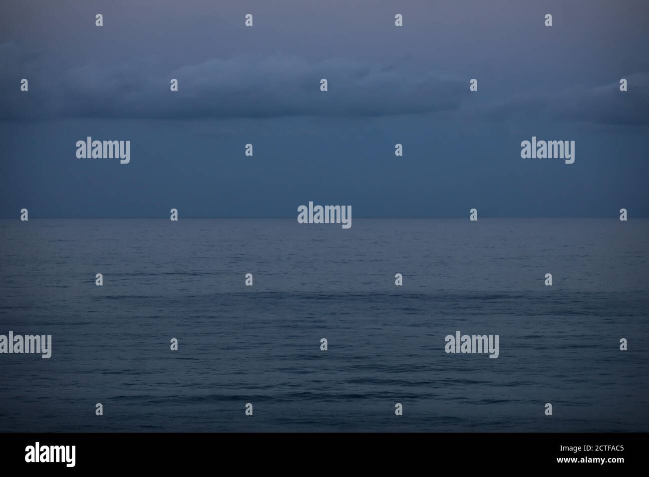 Moody Landschaft mit dem Schwarzen Meer kurz vor Nacht setzt sich ein. Stockfoto