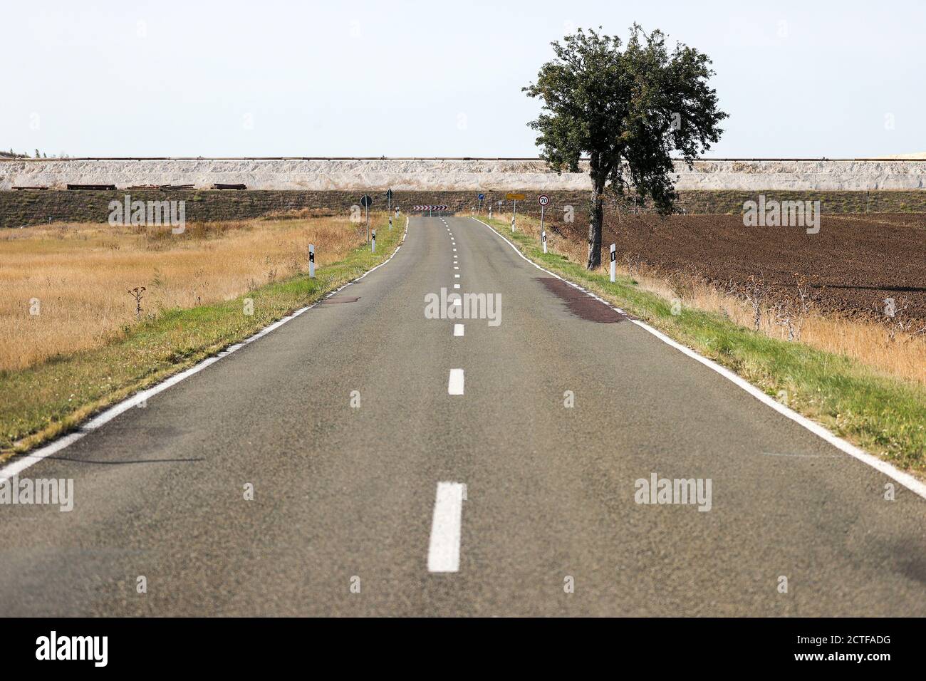 17. September 2020, Sachsen-Anhalt, Latdorf: Die Landstraße L73 scheint an der Wand eines Kalkteiches zu enden. Während eines Erdrutsches im Jahr 2012 wurde die Straße überspült, dann geschlossen, eine Umgehungsstraße gebaut und das Brachland genutzt, um einen weiteren Kalkteich zu schaffen. Die mehrere Hektar großen Siedelteiche werden zur Aufbereitung von Produktionsabwässern aus der Sodaproduktion genutzt. Dabei setzen sich Kalk und Rückstände ab, das gereinigte Wasser fließt in die Saale. Die Sedimente bewirken, dass die Hügel stetig wachsen. Die Solvay GmbH produziert Soda, Natriumhydrogencarbonat, hochreines Wasserstoffperoxid und Stockfoto