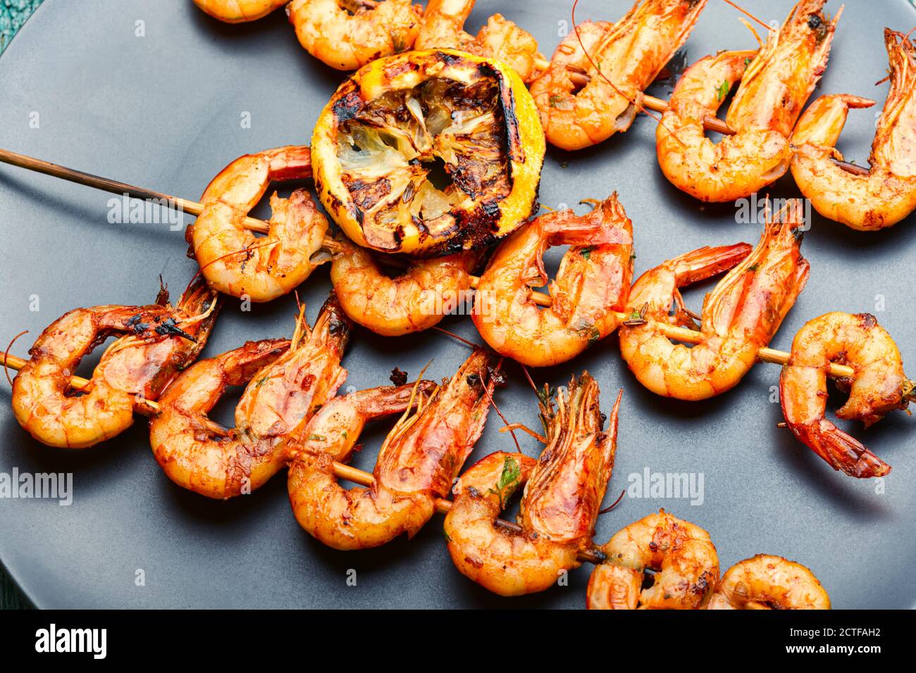 Gegrillte Garnelen und Muscheln auf Holzstäbchen Stockfoto