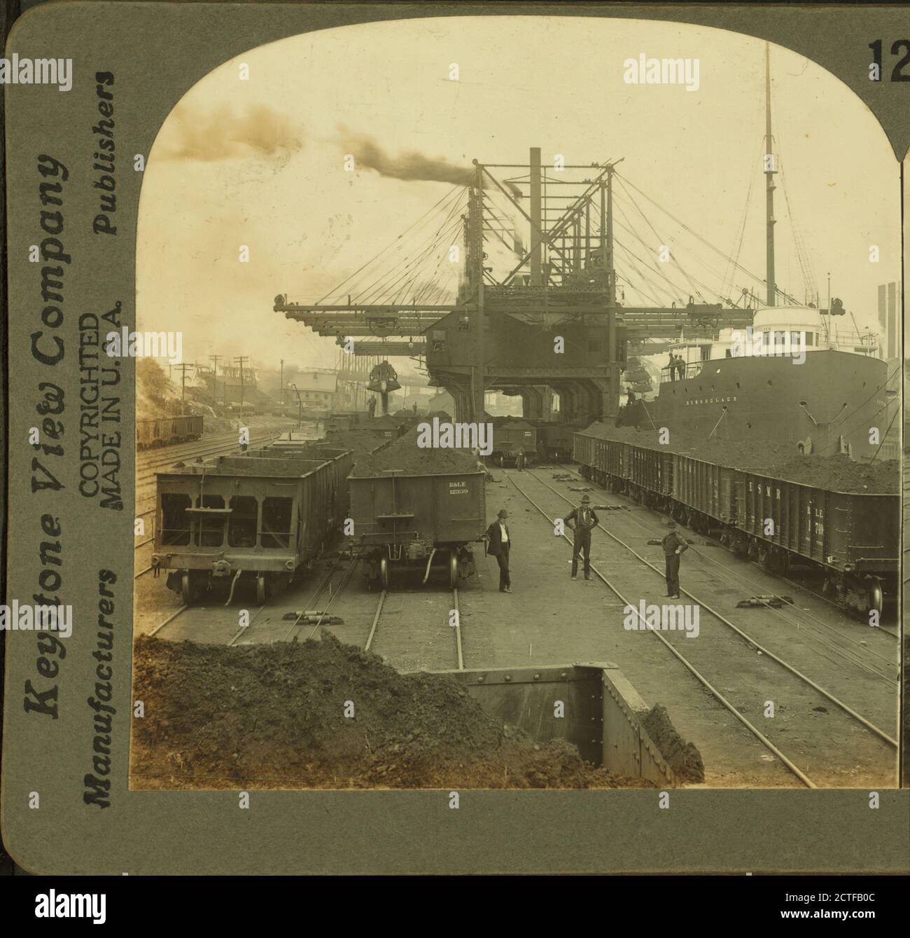 Eine umfassende Ansicht von kleineren Uploadern bei der Arbeit auf dem Ruder Docks, Conneaut, Ohio., Keystone View Company, Ohio Stockfoto