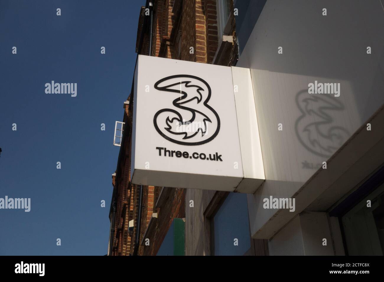 Three.co.uk Logo und Beschilderung vor einem Geschäft im Südwesten Londons Stockfoto