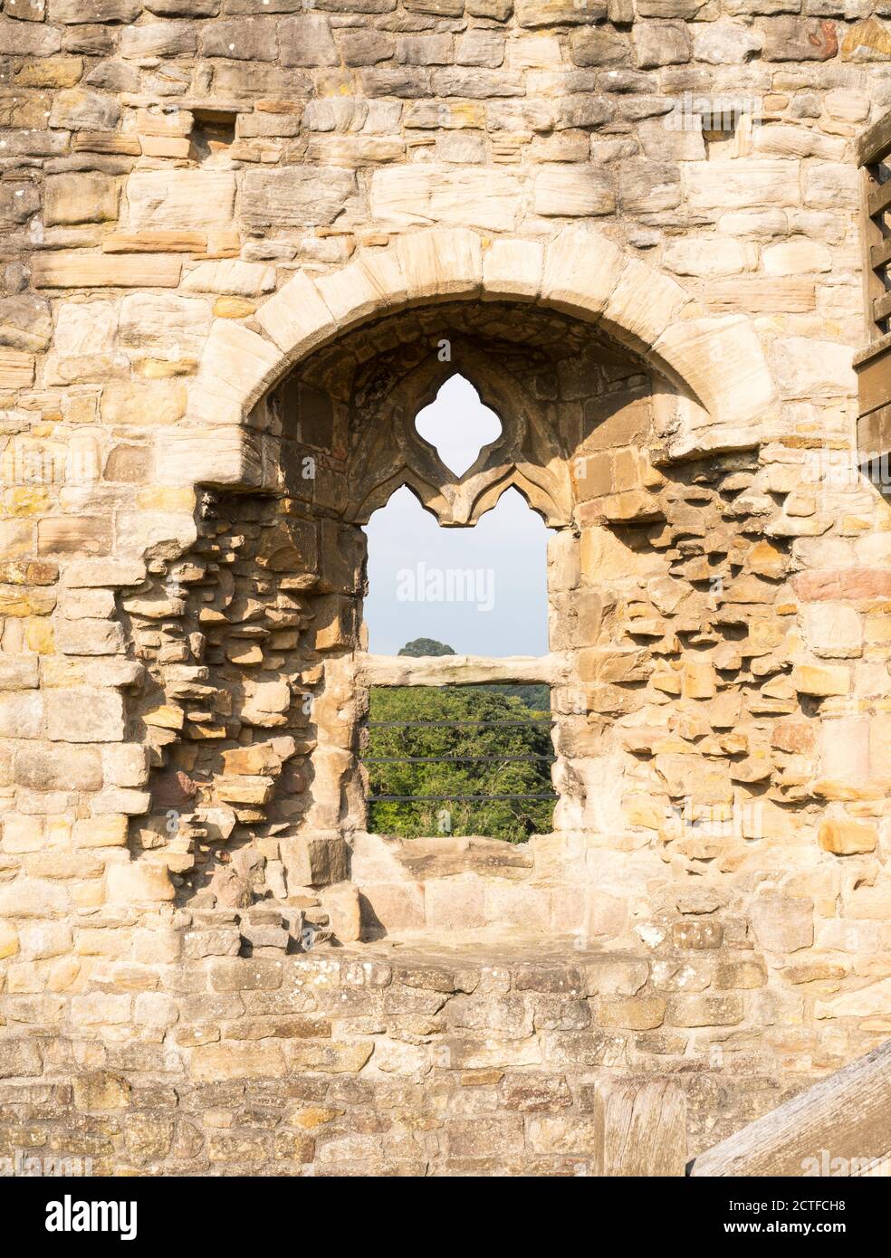 Architektonisches Detail, ein Fenster innerhalb der Mauer von Barnard Castle, in Co. Durham, England, Großbritannien Stockfoto
