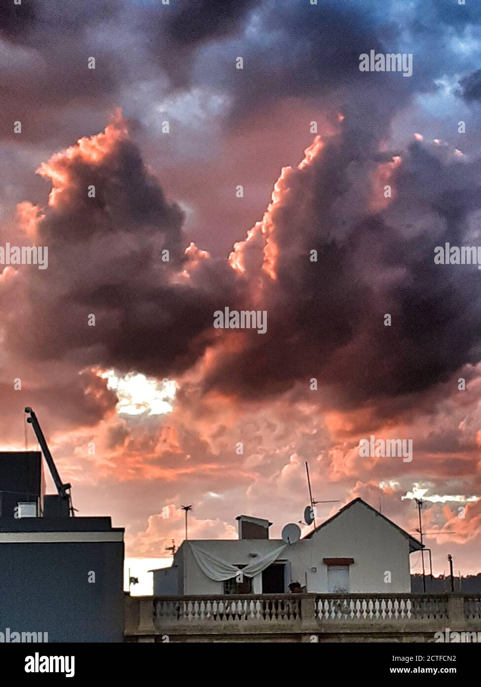 Dramatische Sturmwolken über den Dächern. Stockfoto