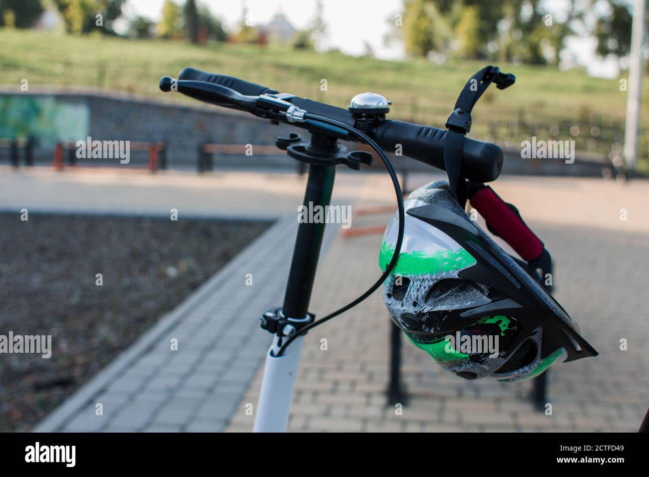 Roller mit Helm auf Sportplatz Stockfoto