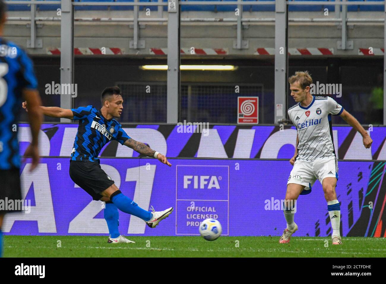 Lautaro Martinez (Inter) segna il Quarto gol davanti ad Alessandro De Vitis (Pisa) während des FC Internazionale gegen Pisa, Fußball-Test Match, Mailand, Italien, Stockfoto