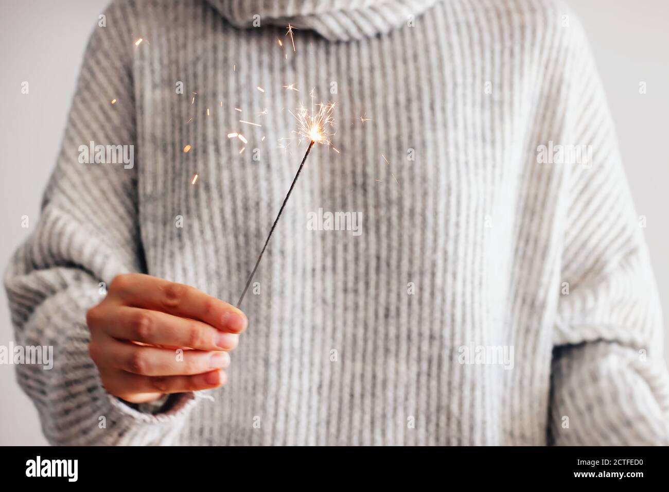 Frau mit festlichem brennendem Funkeln Stockfoto