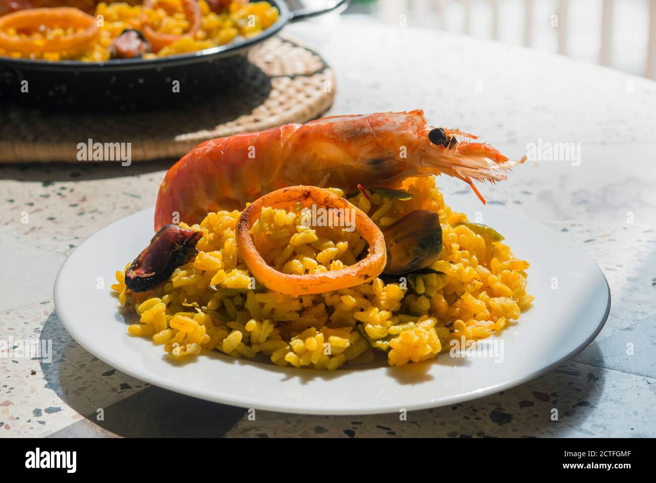 Paella typisch spanisches Essen in Granit Hintergrund Stockfoto