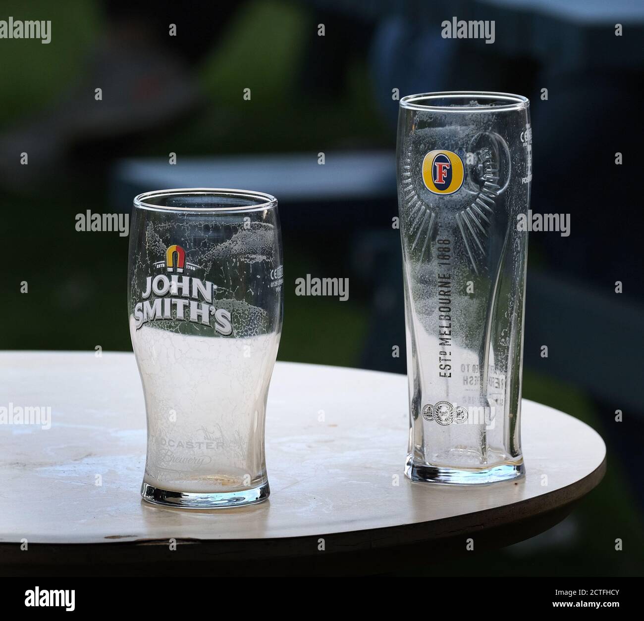 Leere alkoholische Getränke Gläser im öffentlichen Haus Biergarten. Stockfoto