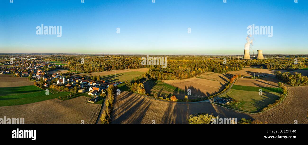 Luftaufnahme von Peterswörth und Kühltürmen der Kernenergie Werk Gundremmingen Stockfoto