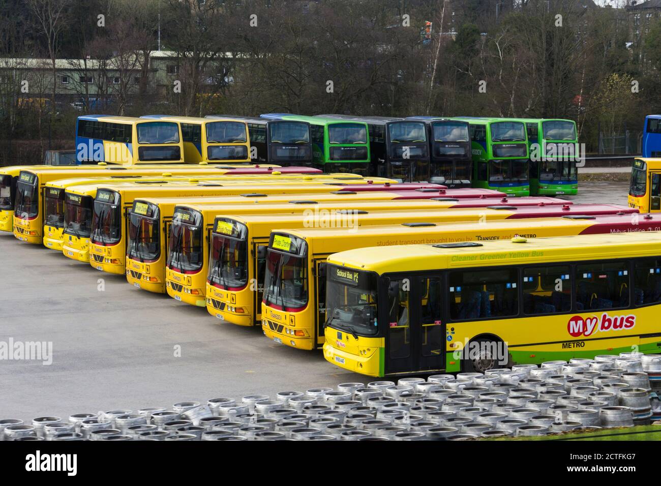 Eine Flotte von gelben Schulbussen, die unter dem Namen "My Bus" von der Keighley Bus Company, einer Tochtergesellschaft von Transdev Blazefield, betrieben wird. Stockfoto