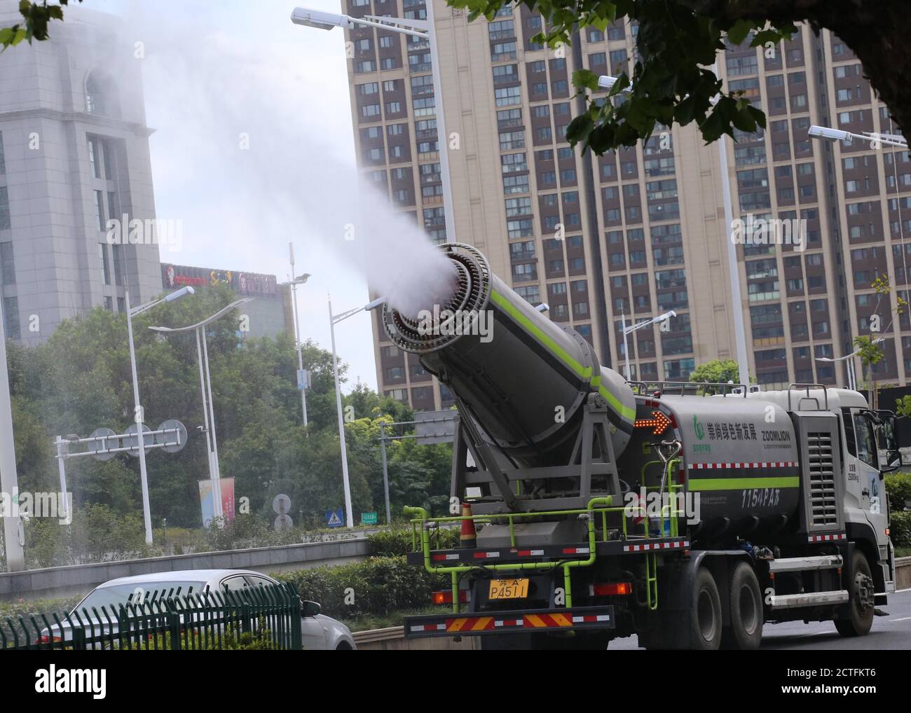 Ein Mehrzweck-Anti-Staub-LKW, der wie eine Kanone aussieht, sprüht Wasser auf der Straße gegen die sengende Sommerhitze, Nanjing City, Ost-Chin zu kämpfen Stockfoto