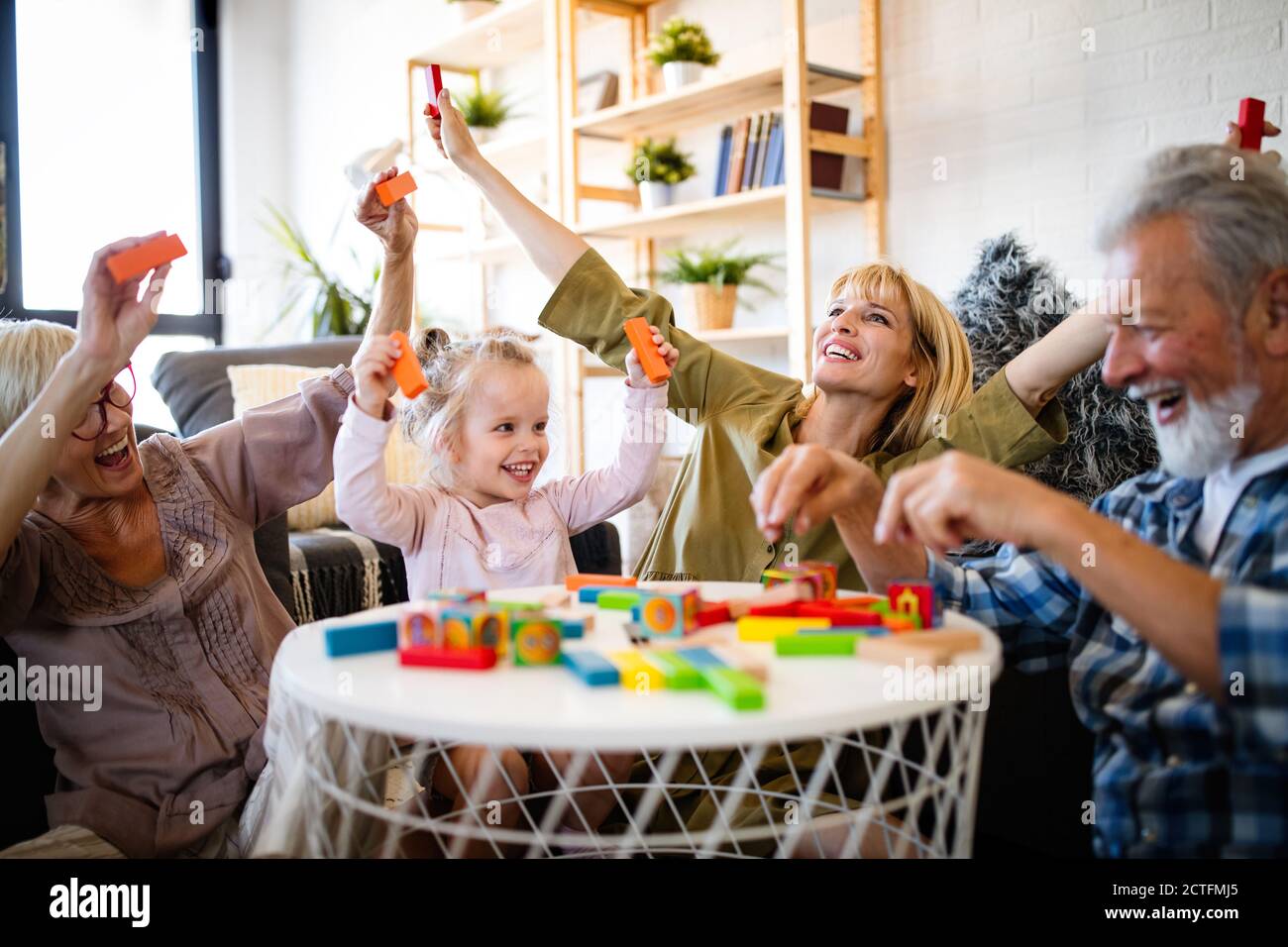 Senior Großeltern mit Enkelkindern spielen und Spaß haben mit der Familie Stockfoto