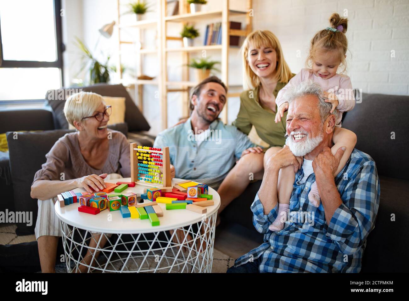 Senior Großeltern mit Enkelkindern spielen und Spaß haben mit der Familie Stockfoto