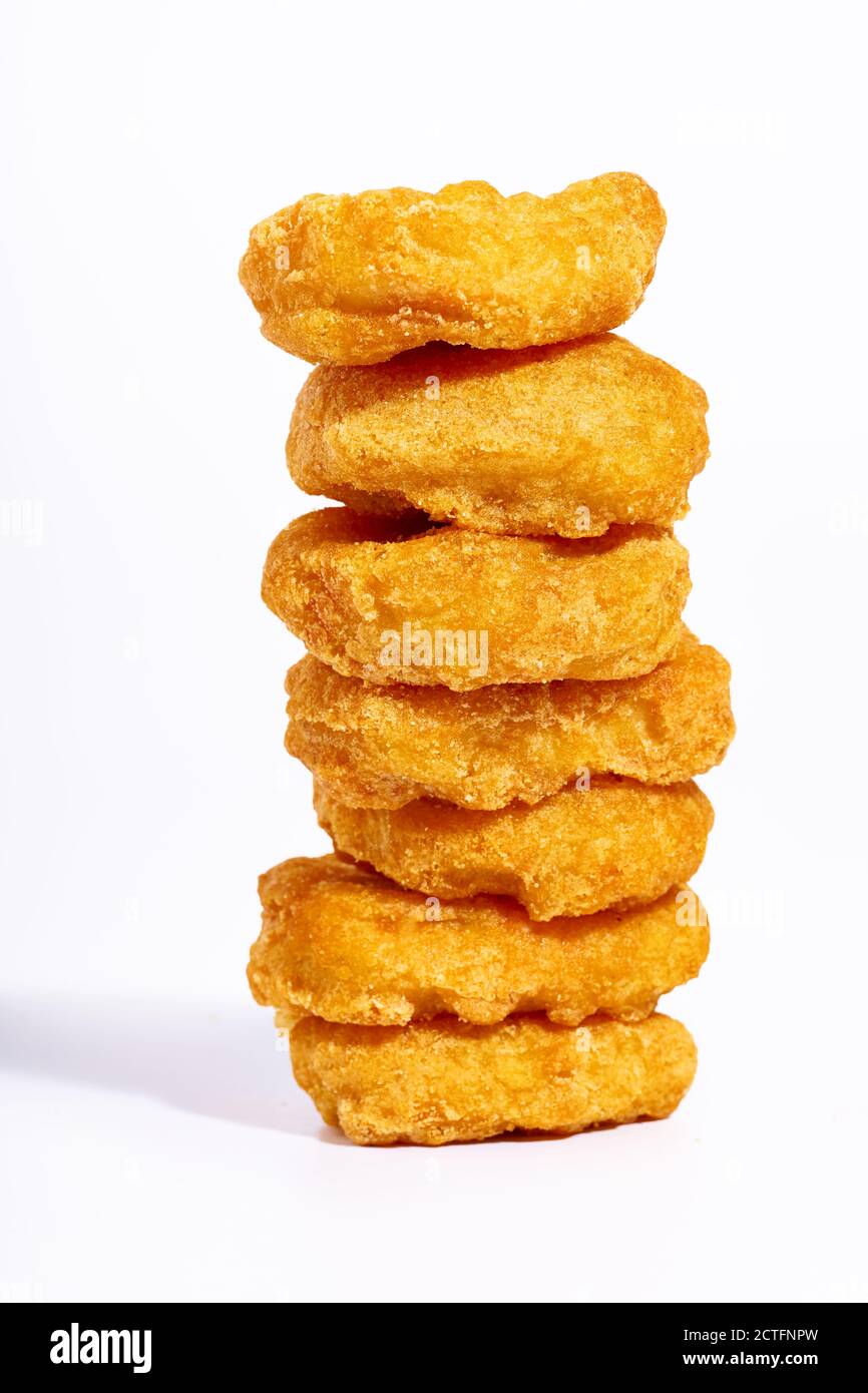 Chicken Nuggets Haufen isoliert auf weißem Hintergrund. Schnelle Junk-Food-Seitenansicht mit Kopierplatz Stockfoto