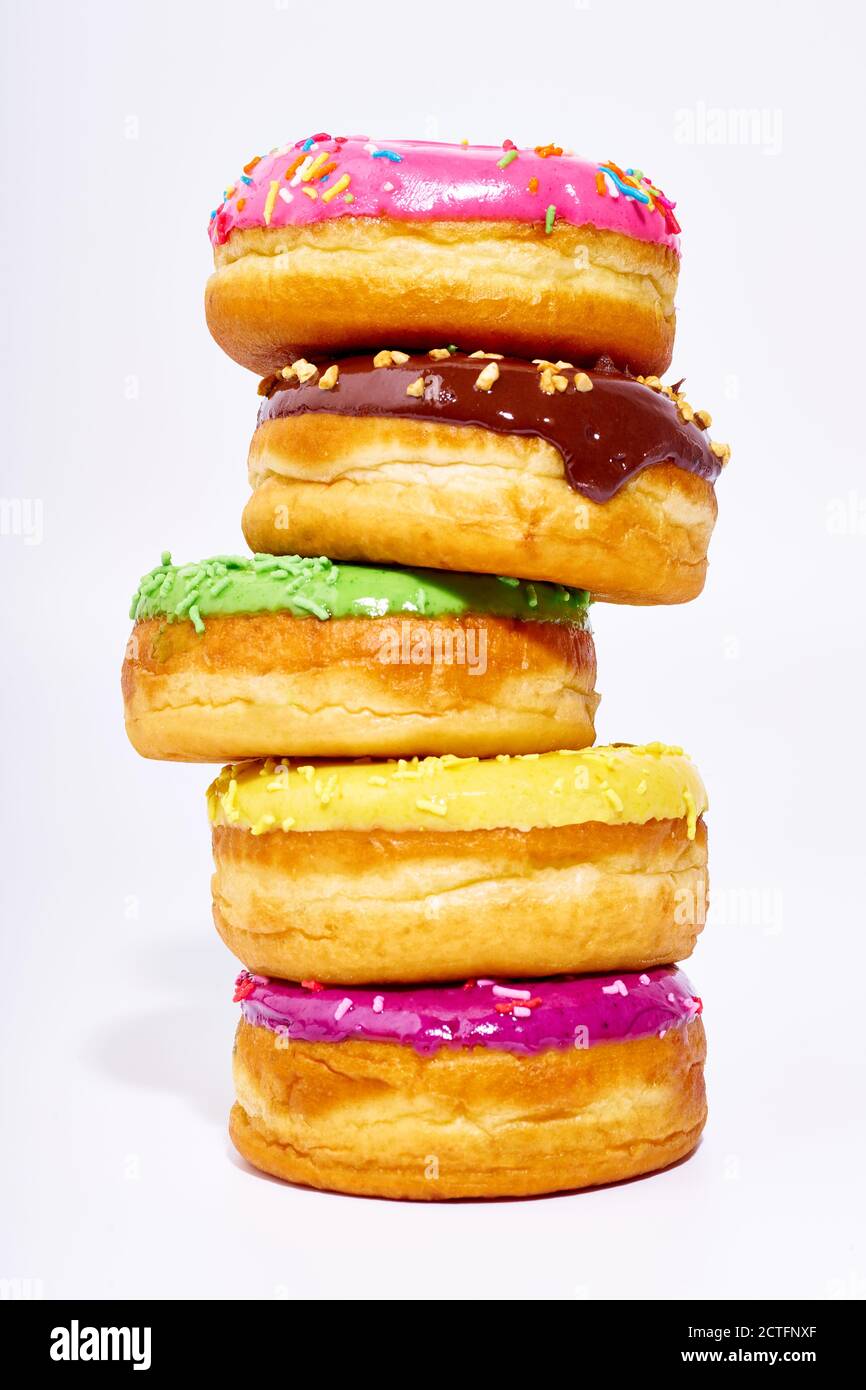 Ein Stapel von glasierten Donuts isoliert auf weißem Hintergrund. Junk Food Stockfoto