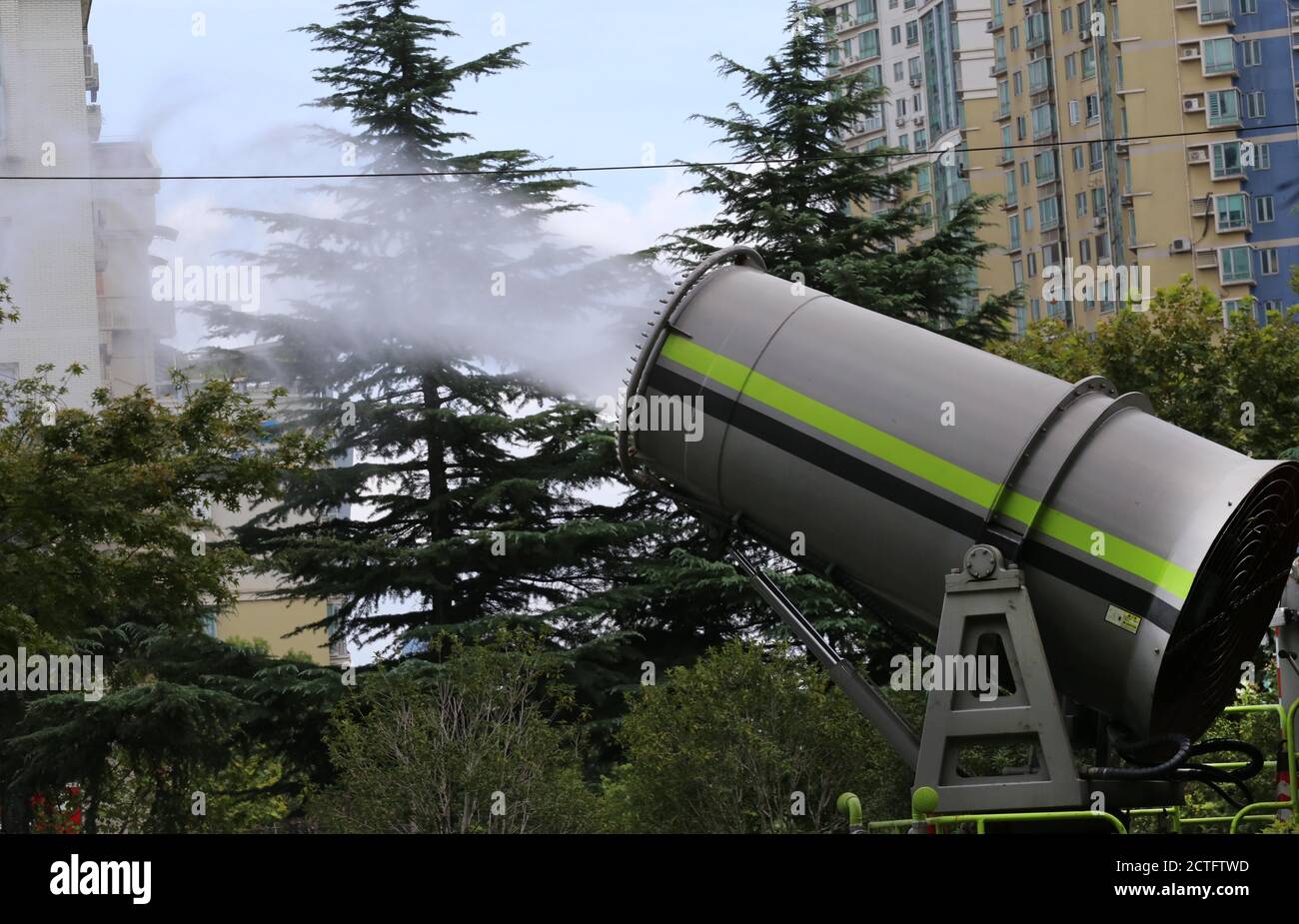 Ein Mehrzweck-Anti-Staub-LKW, der wie eine Kanone aussieht, sprüht Wasser auf der Straße gegen die sengende Sommerhitze, Nanjing City, Ost-Chin zu kämpfen Stockfoto