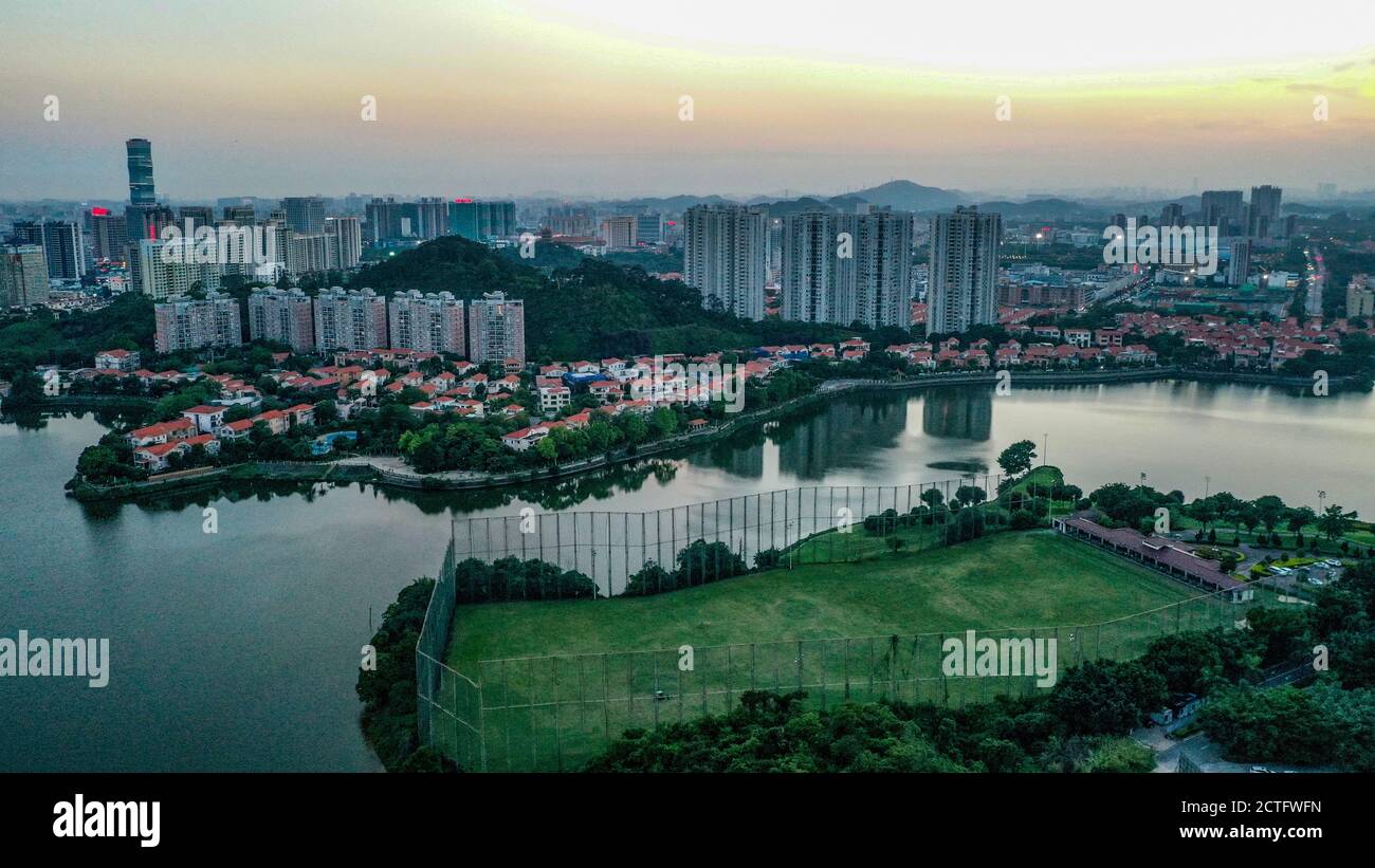 --FILE--eine Luftaufnahme des lokalen Reservoirs und des Golfplatzes in Chang'an Stadt, Dongguan Stadt, Südchina Provinz Guangdong, 29 April 2020. *** Loc Stockfoto