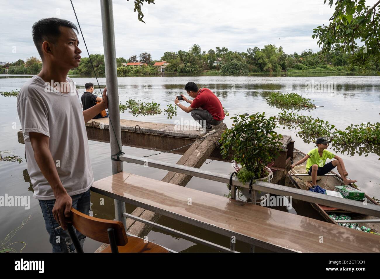 Vietnamesen hängen am Perfume River, Hue, Vietnam Stockfoto