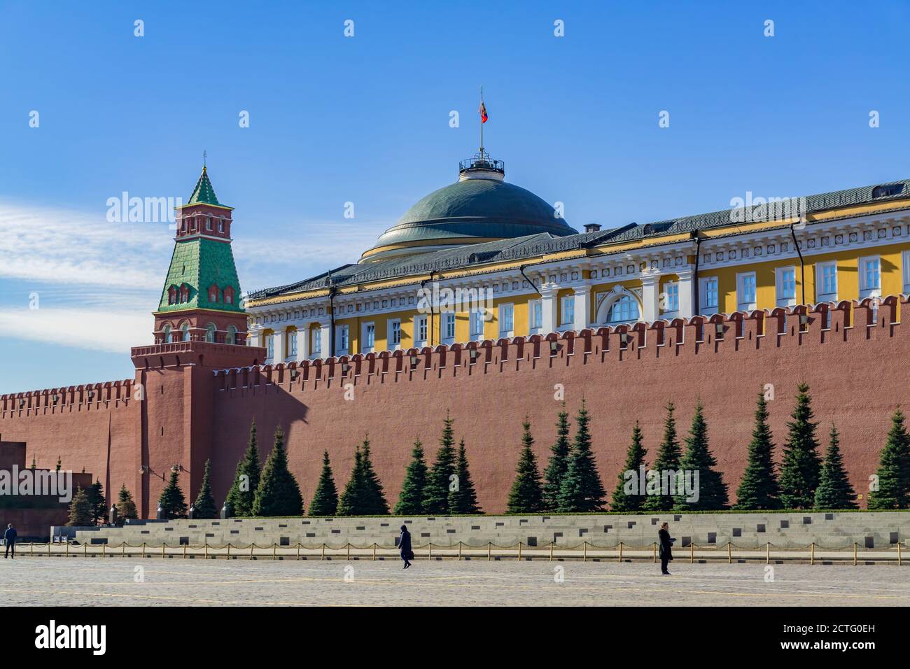 Moskau, Russland - 03. März 2019: Kreml Moskauer Dom des Senats hinter roter Mauer Stockfoto