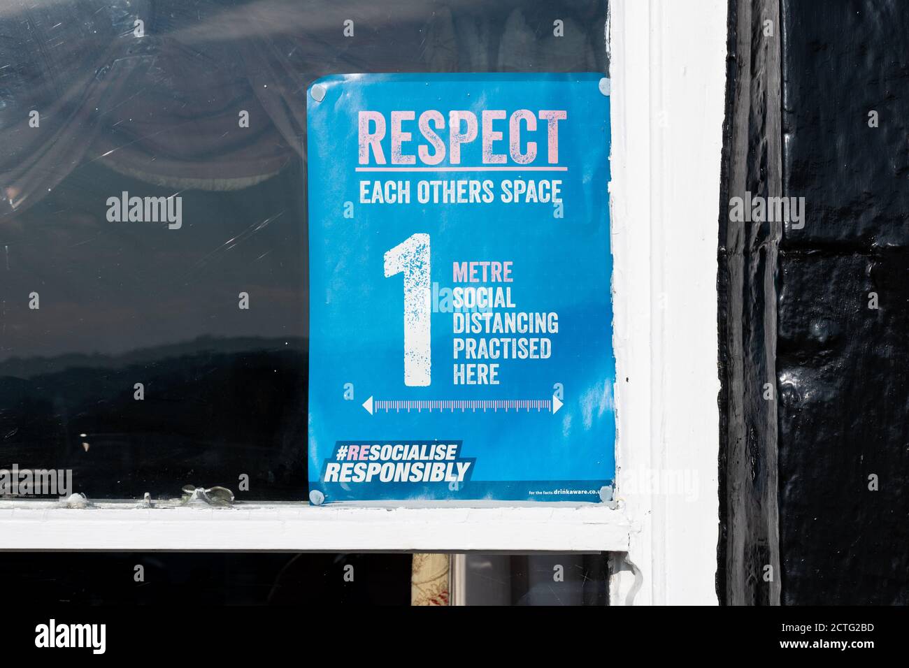1 Meter sozialer Abstand Regel Zeichen in Pub-Fenster während Coronavirus Pandemie - England, Großbritannien Stockfoto