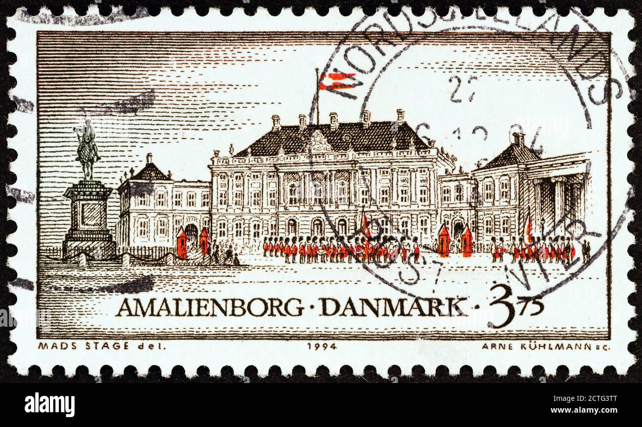 DÄNEMARK - UM 1994: Eine in Dänemark gedruckte Briefmarke aus der 'Royal Residences'-Ausgabe zeigt Schloss Amalienborg, Kopenhagen, um 1994. Stockfoto
