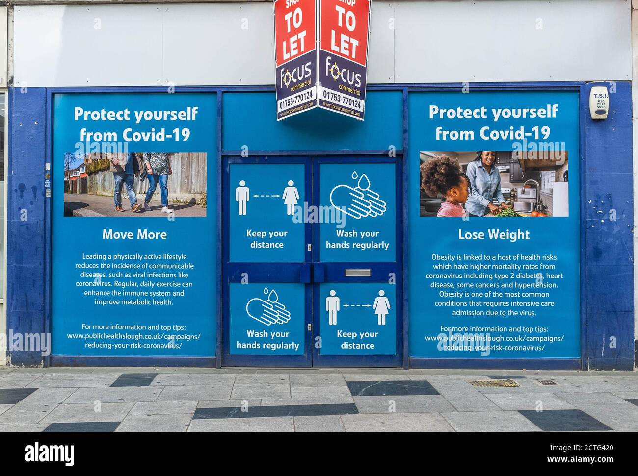 „Schützen Sie sich vor Covid“. Plakate der öffentlichen Gesundheitsberatung des Slough Borough Council im Stadtzentrum. Keine Personen Stockfoto
