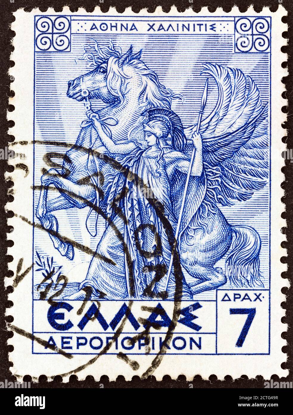 GRIECHENLAND - UM 1935: Eine in Griechenland gedruckte Briefmarke aus der Ausgabe 'Luftpost - Griechische Mythologie' zeigt die Göttin Athena, um 1935. Stockfoto