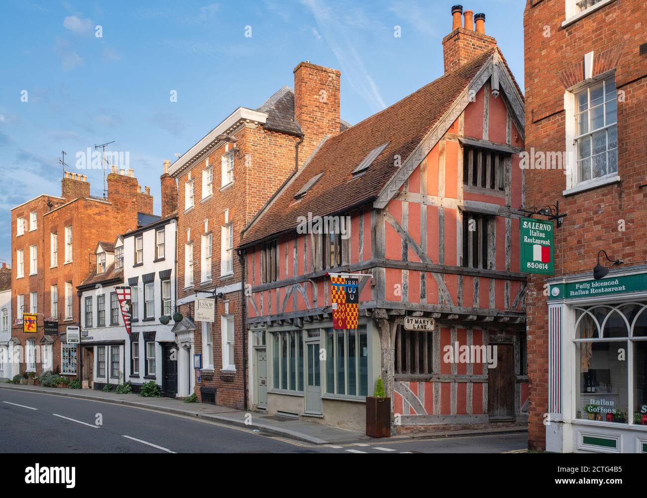 Mittelalterliches Gebäude mit Holzrahmen entlang der Kirchenstraße am frühen Morgen. Tewkesbury, Gloucestershire, England Stockfoto