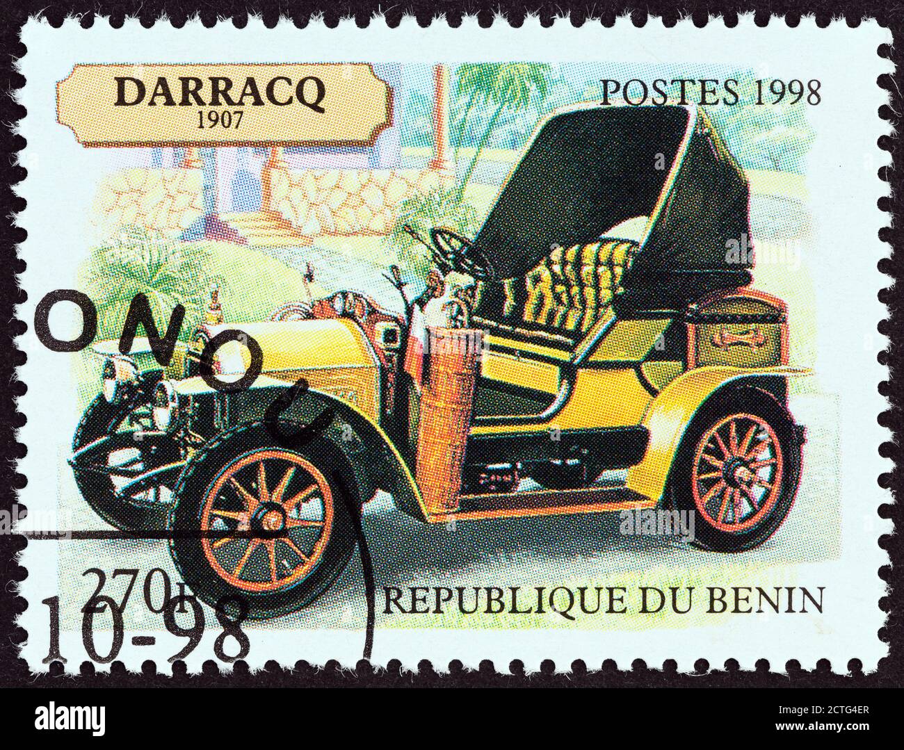 BENIN - UM 1998: Eine in Benin gedruckte Briefmarke aus der 'Motor Cars'-Ausgabe zeigt Darracq Phaeton, 1907, um 1998. Stockfoto