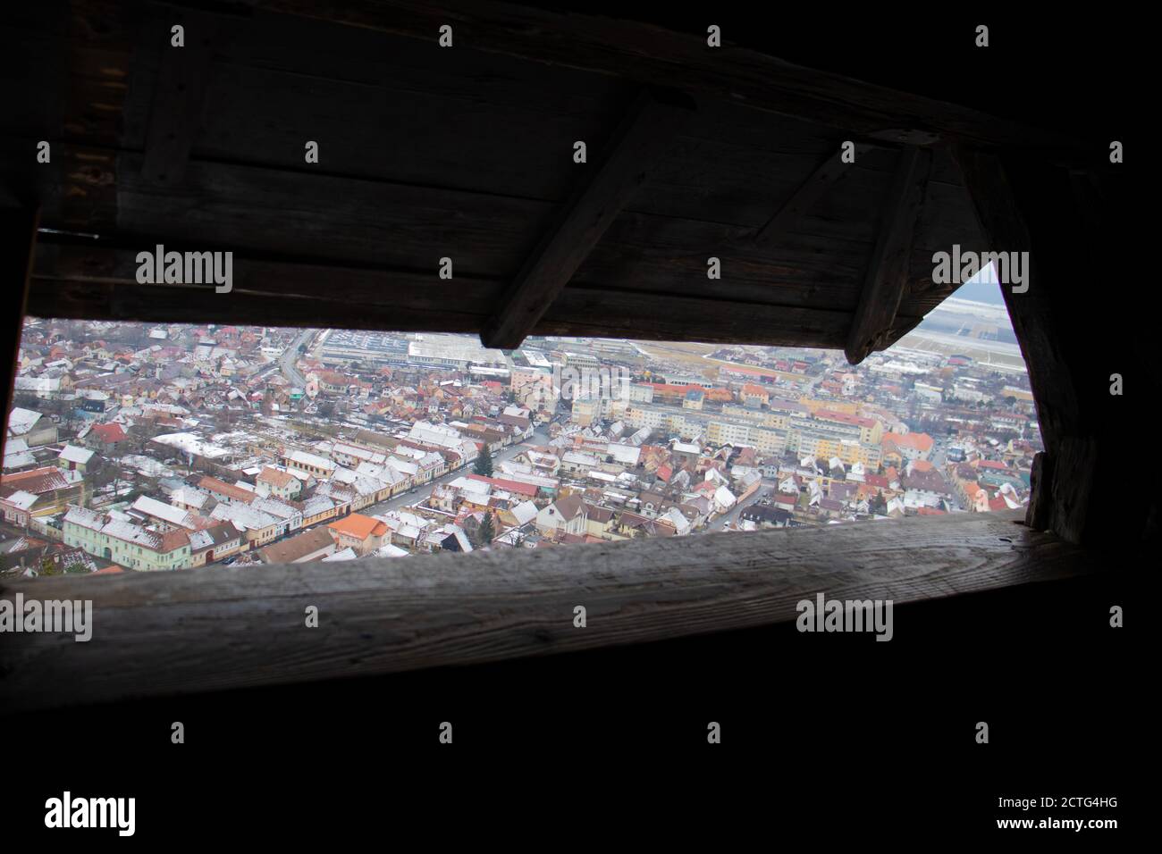 Fenster aus Stein führt in die Natur, Berglandschaft, Festung Stockfoto