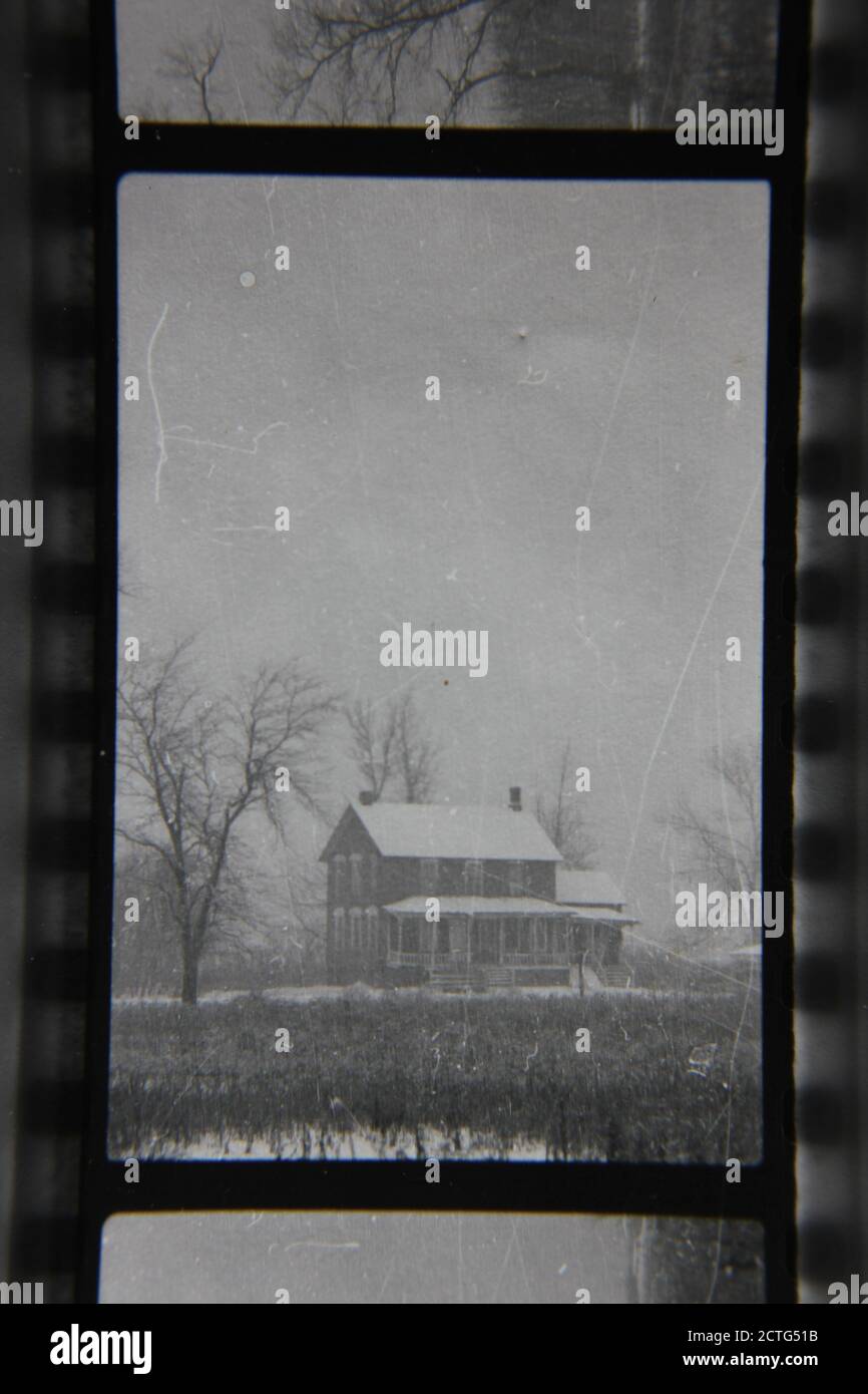 Feine Schwarz-Weiß-Fotografie aus den 1970er Jahren eines einsamen Gehöfts, das rauen Blizzard-Bedingungen trotzt. Stockfoto